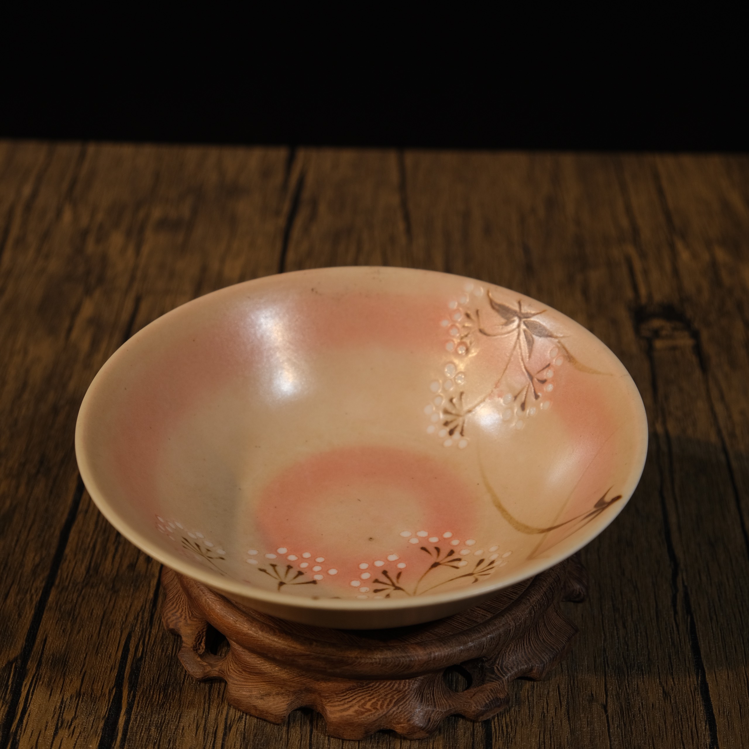 Đĩa sâu lòng vẽ hoa (triện đáy)