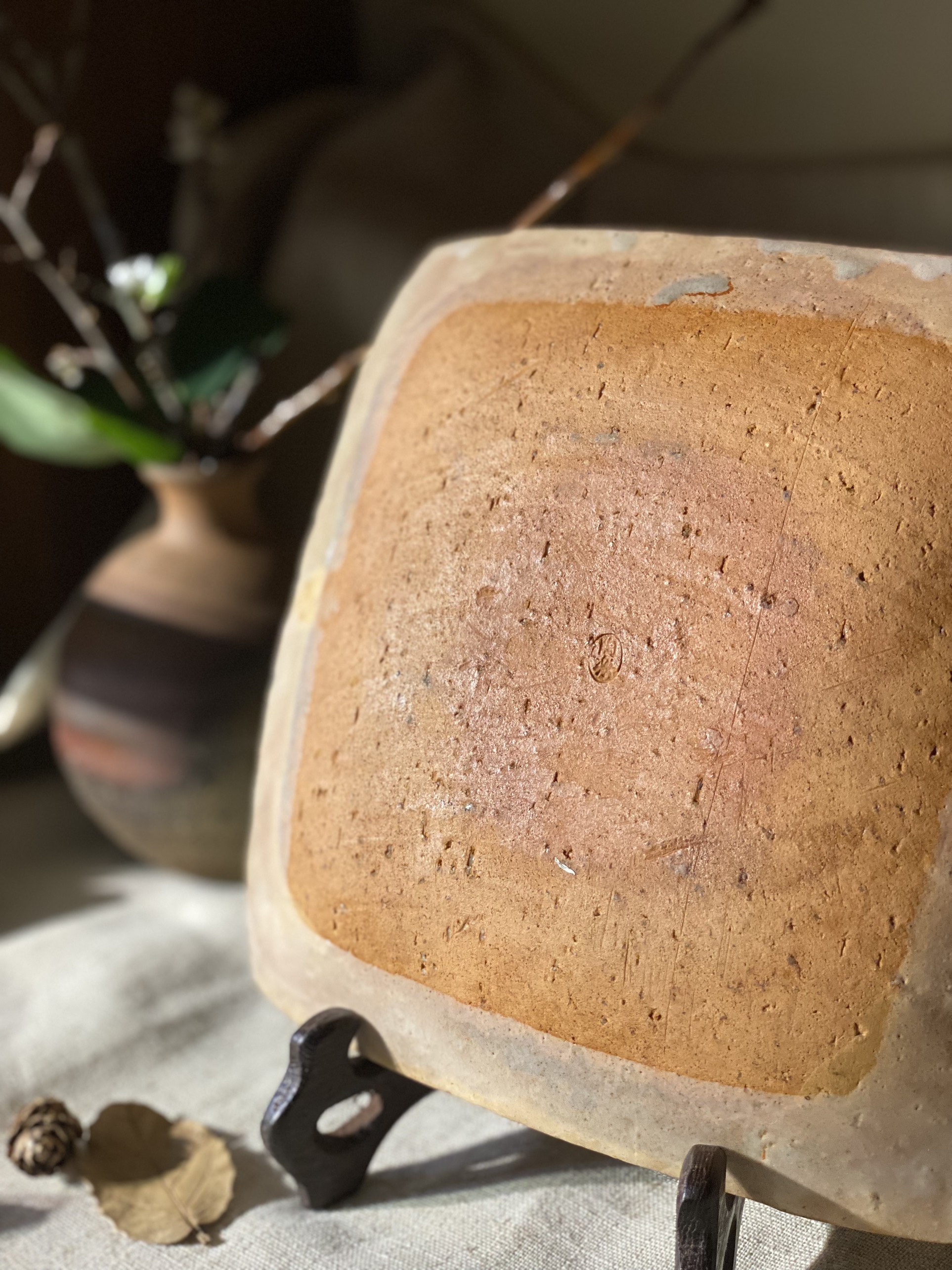 Đĩa vuông gốm cốt nặng triện nghệ nhân khắc chìm