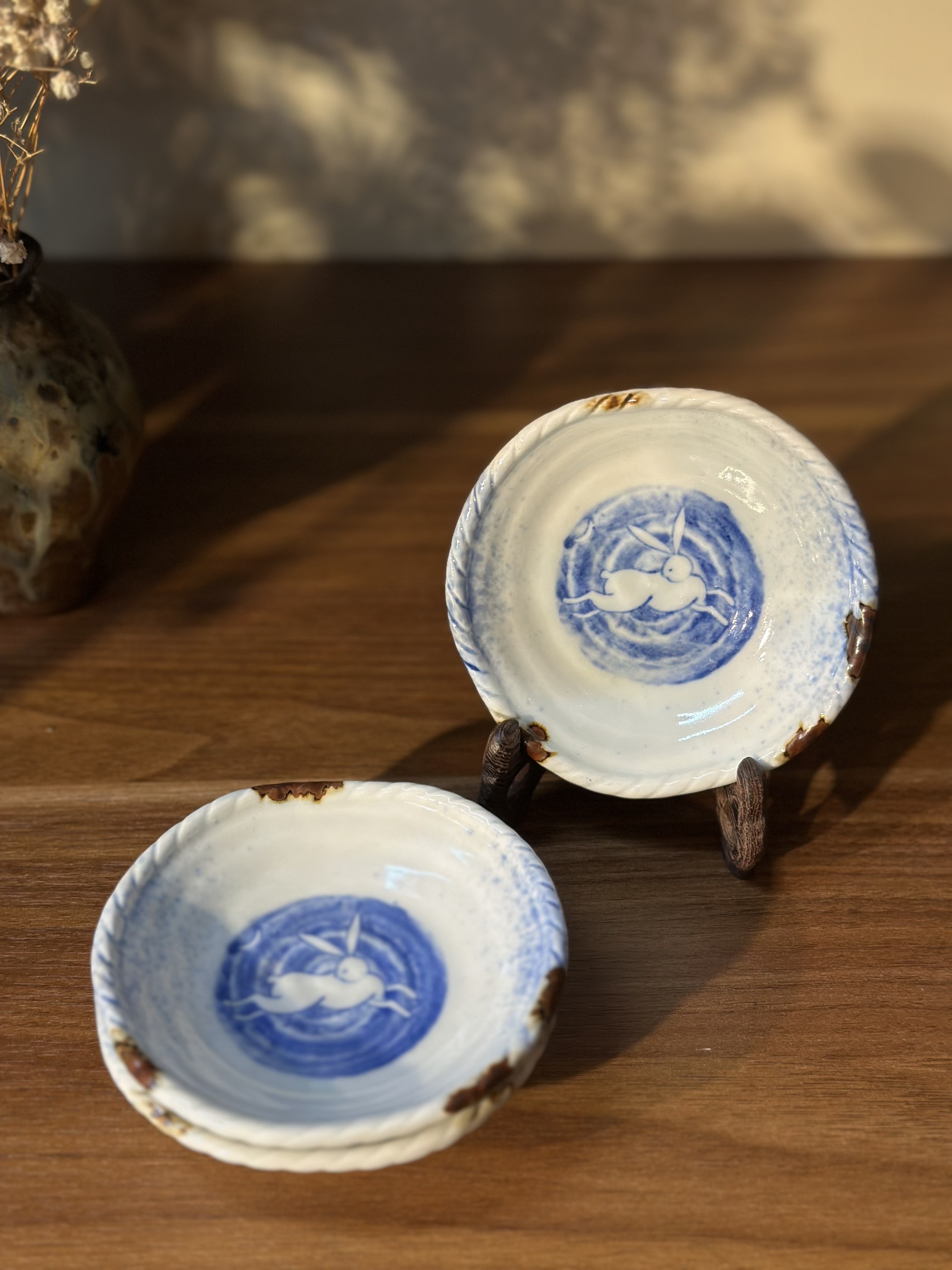 Đĩa chấm hình chú thỏ viền xoáy