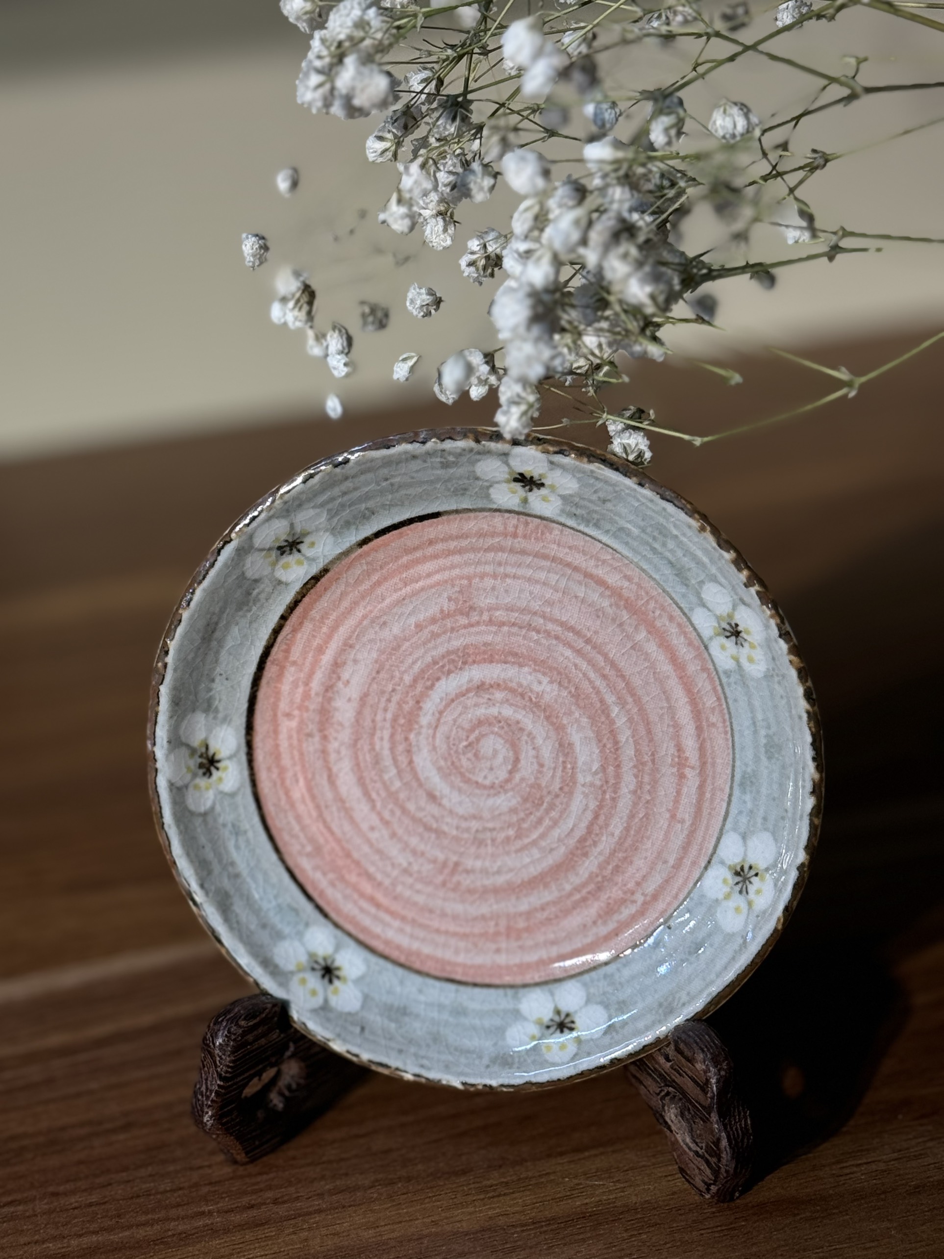 Đĩa chấm lòng xoáy viền hoa