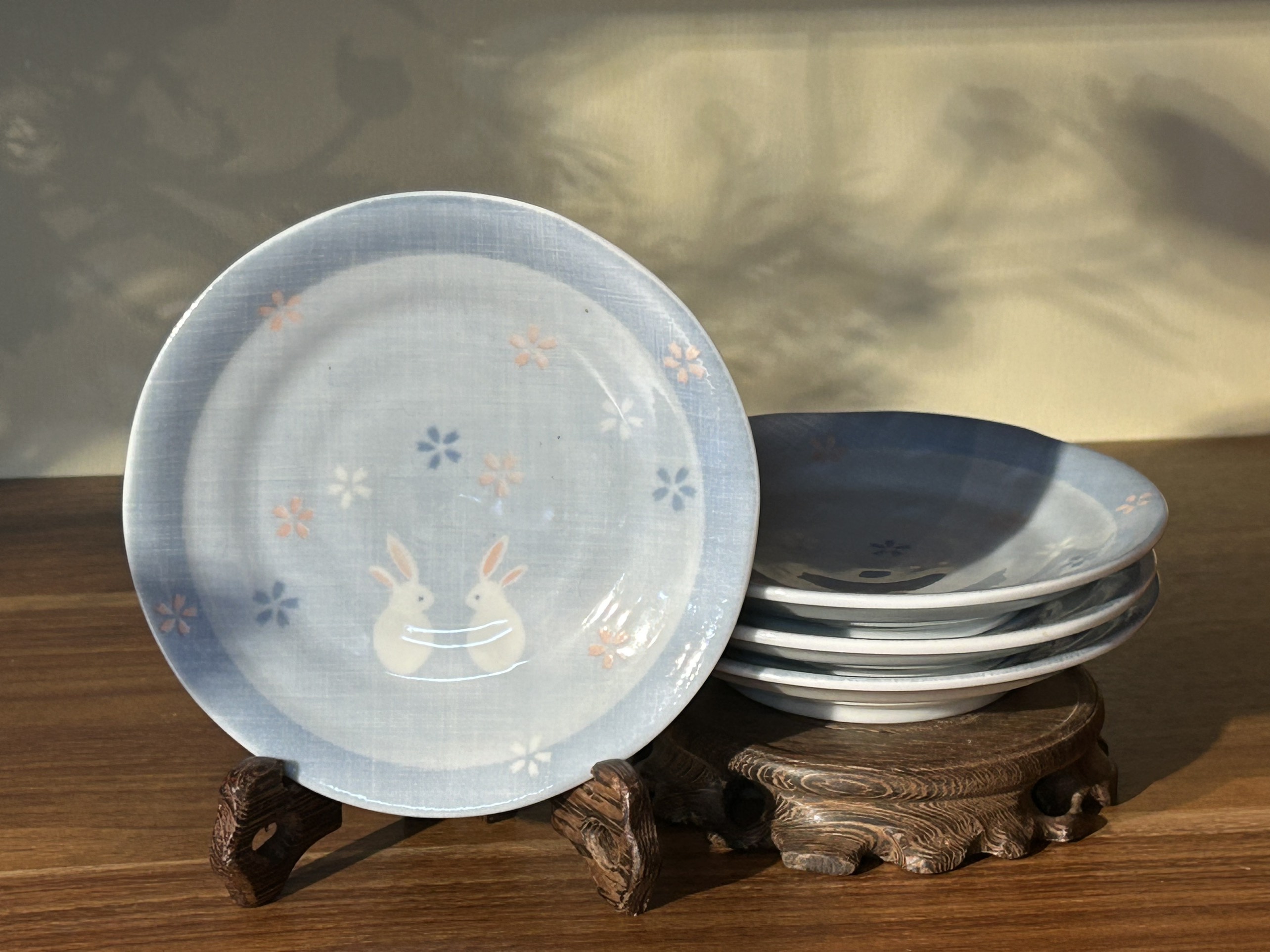 Đĩa mộc vẽ thỏ dễ thương (lỗi nhỏ)