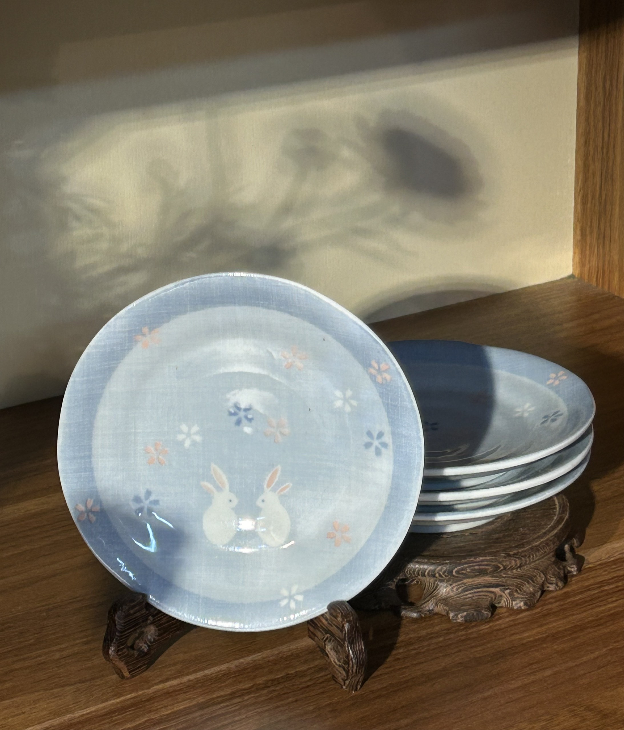 Đĩa mộc vẽ thỏ dễ thương