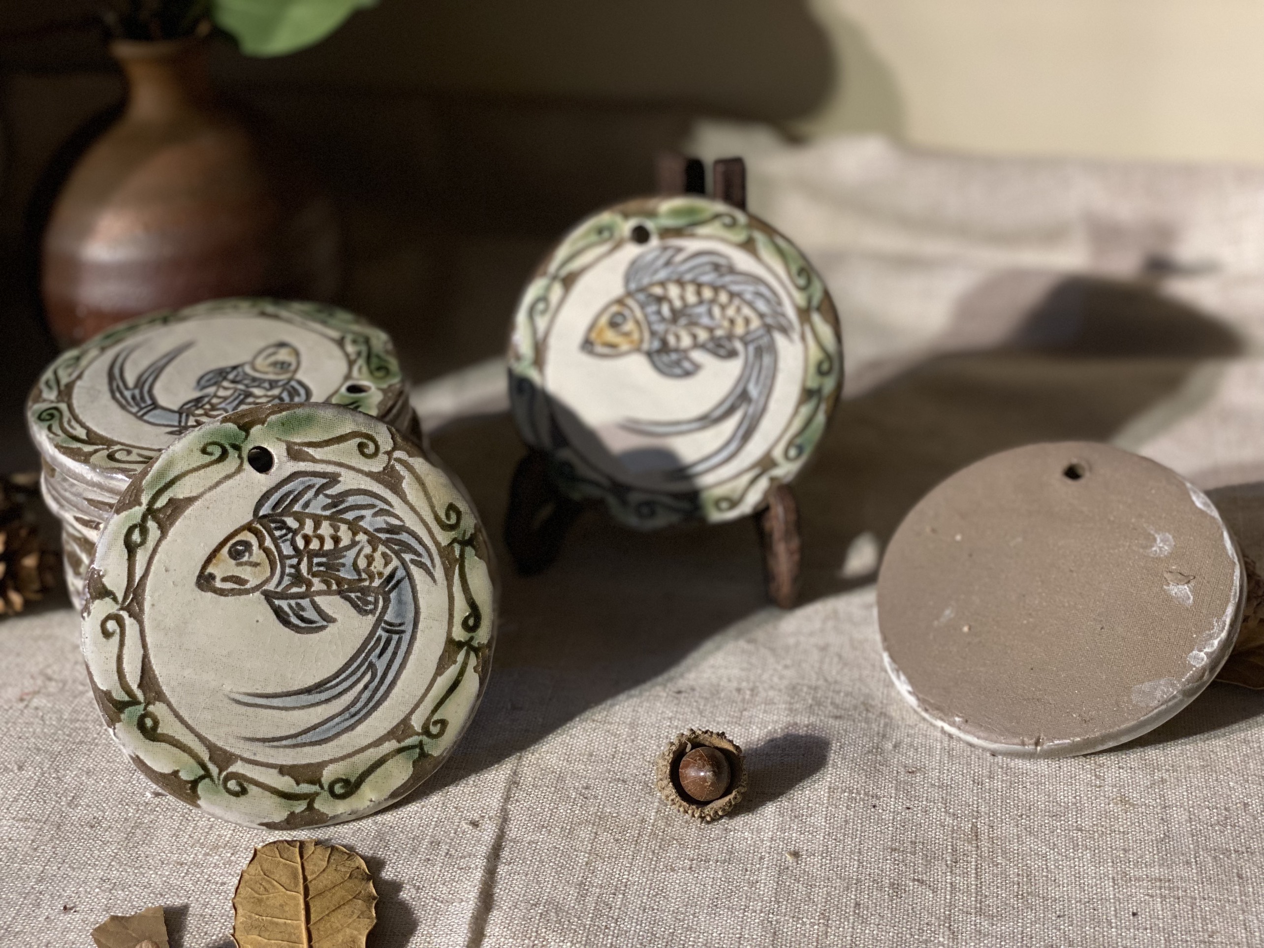 Đĩa sứ lót cốc hình con cá