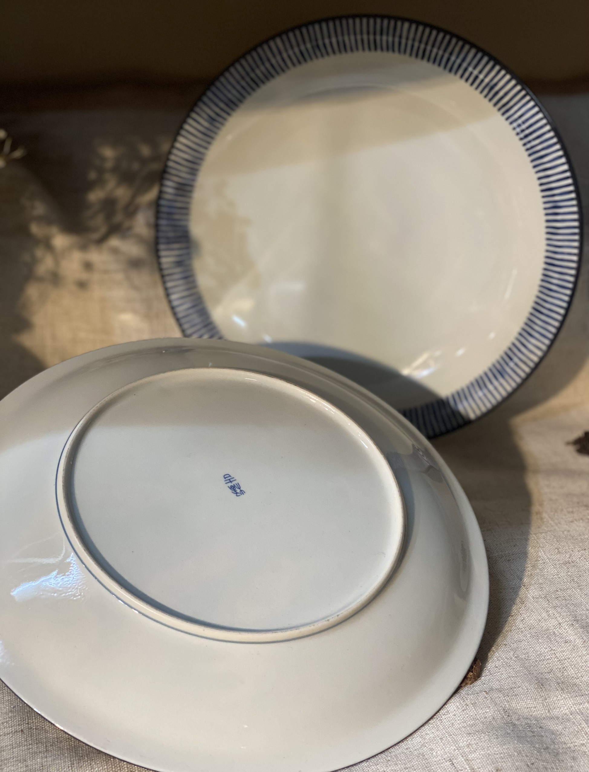 Đĩa to tráng men viền xanh lam