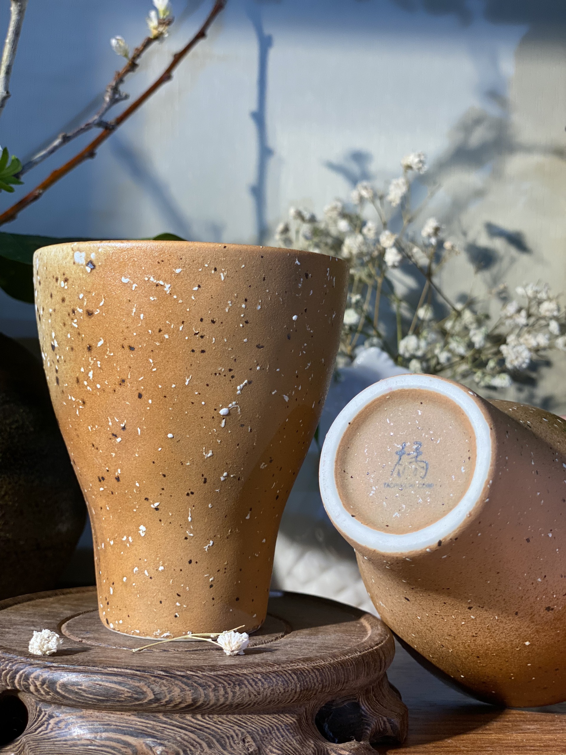 Đôi cốc gốm mộc Tachikichi chấm đen trắng