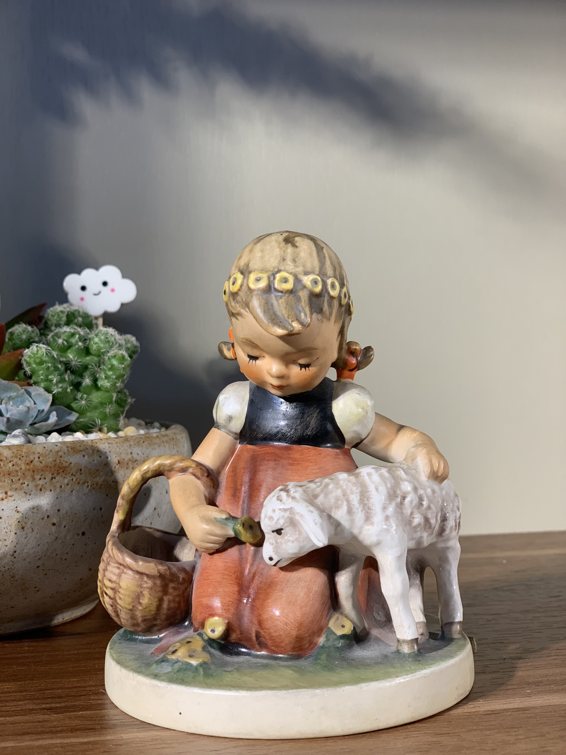 Tượng Đức cô bé ôm cừu