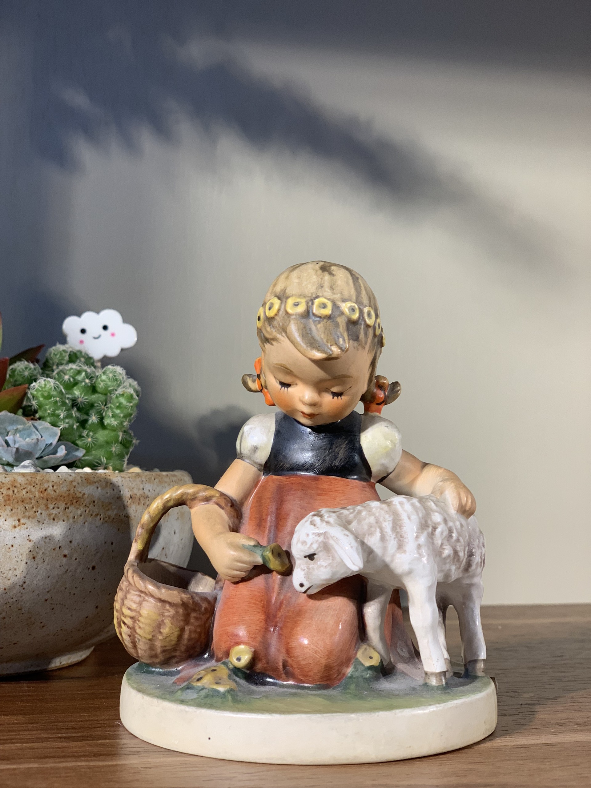 Tượng Đức cô bé ôm cừu