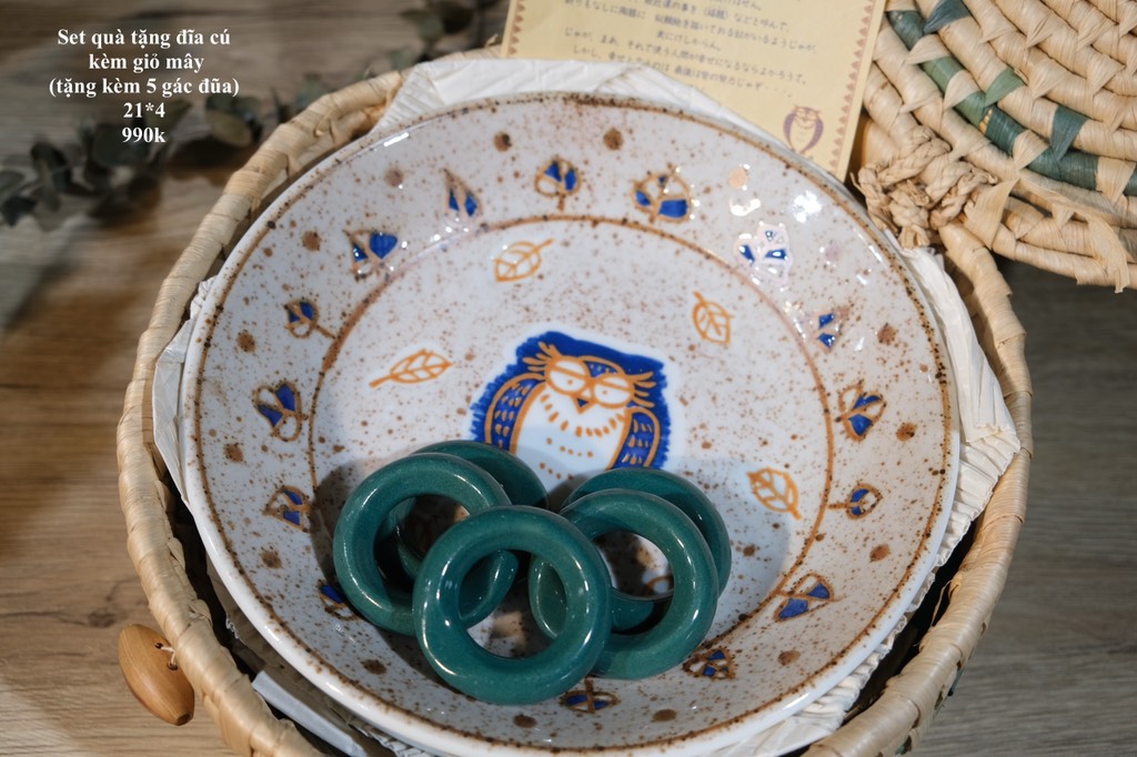 Set quà tặng đĩa cú kèm giỏ mây ( tằn kèm 5 gác đũa )