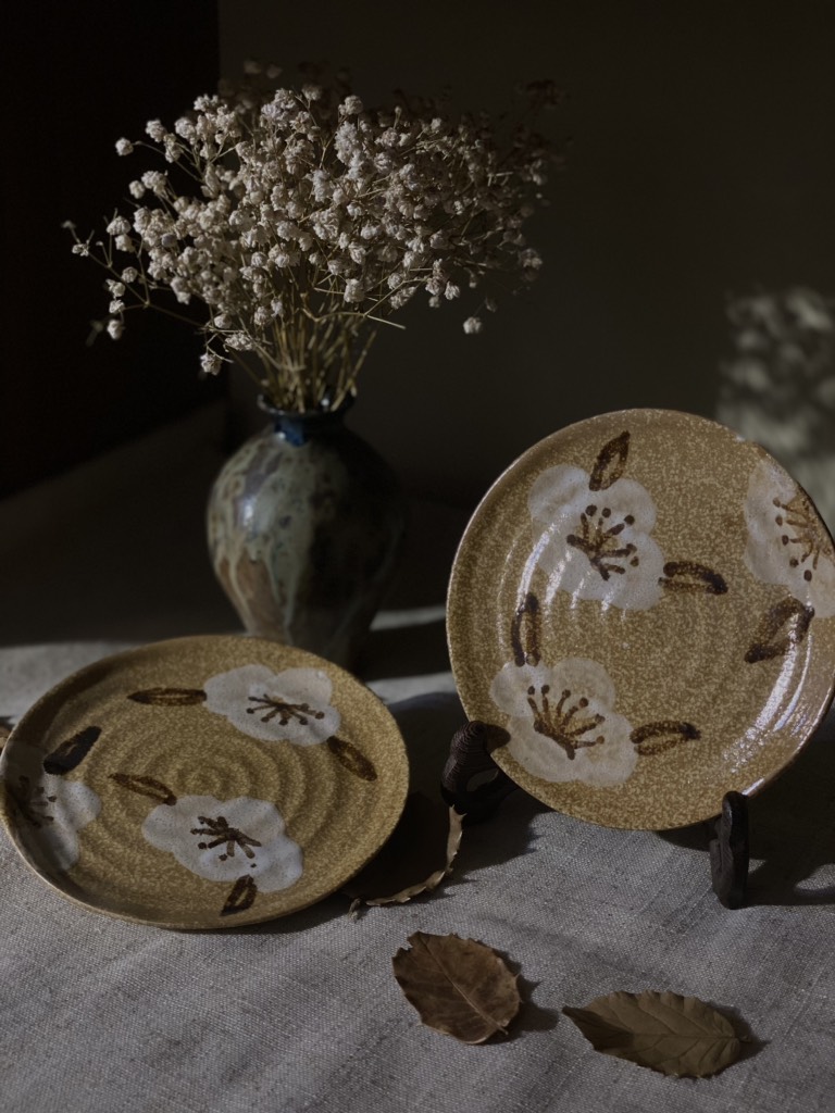 Đĩa bé vân hoạ tiết hoa trắng L