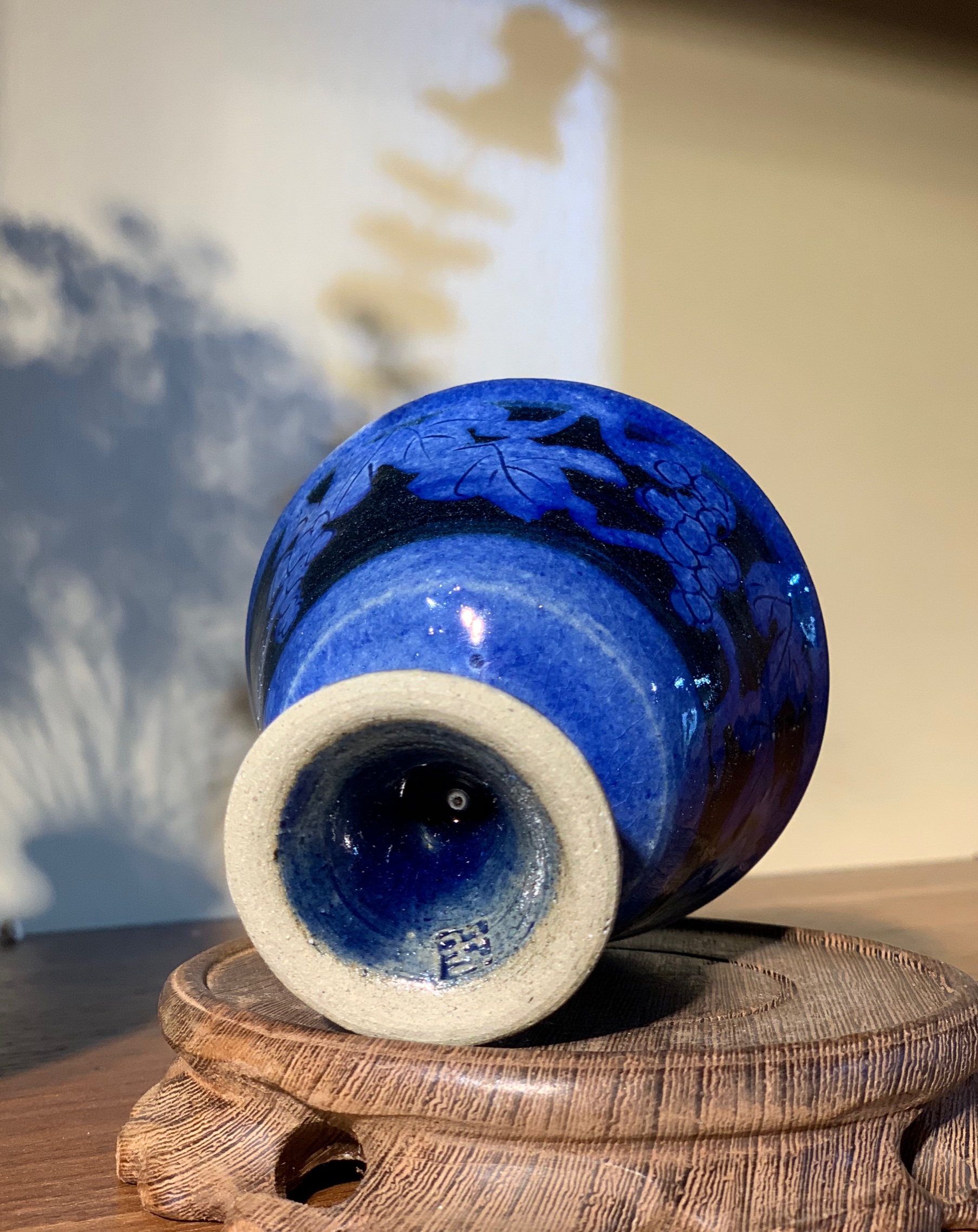 Ly rượu lam họa tiết chùm nho