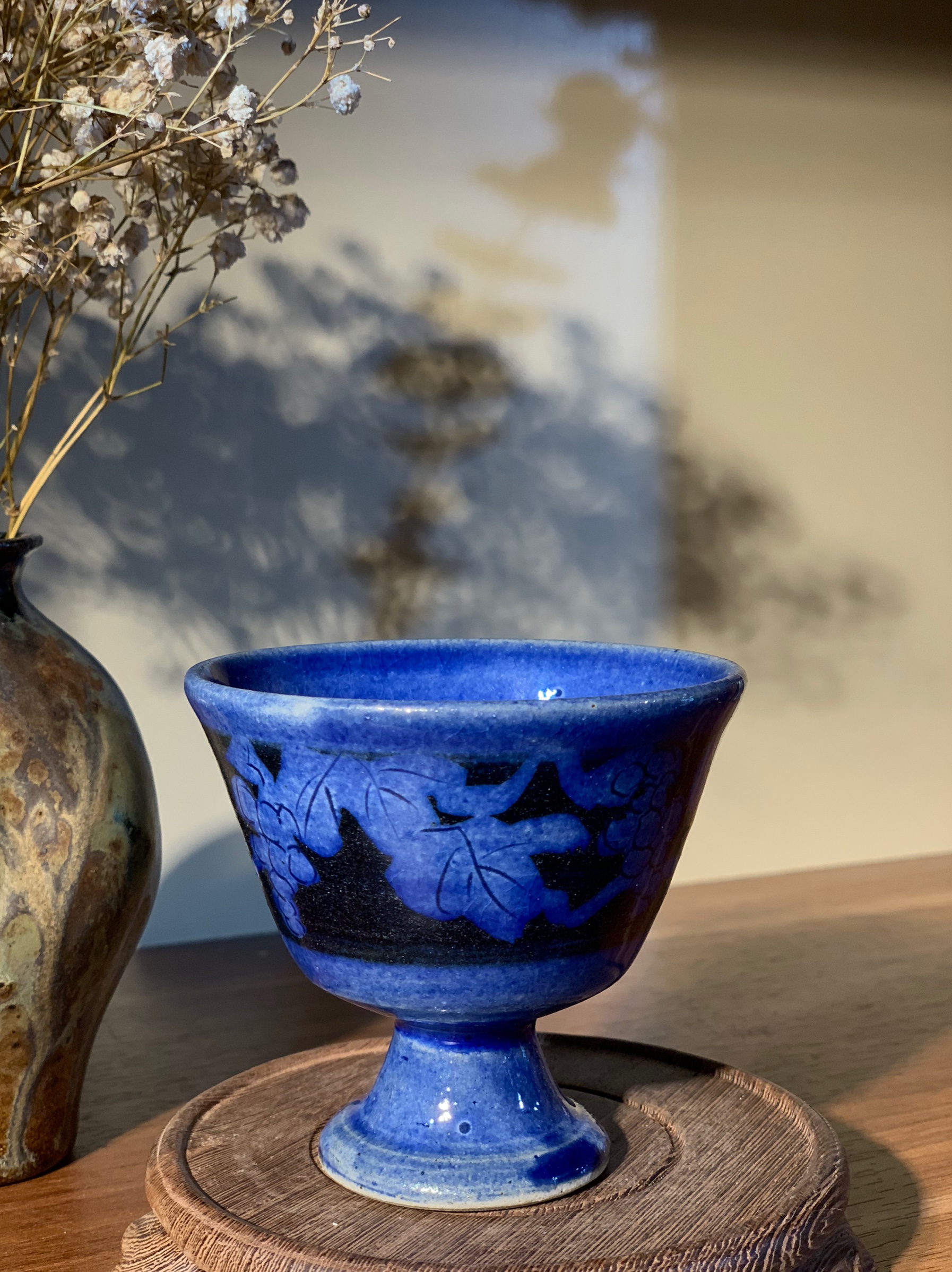 Ly rượu lam họa tiết chùm nho