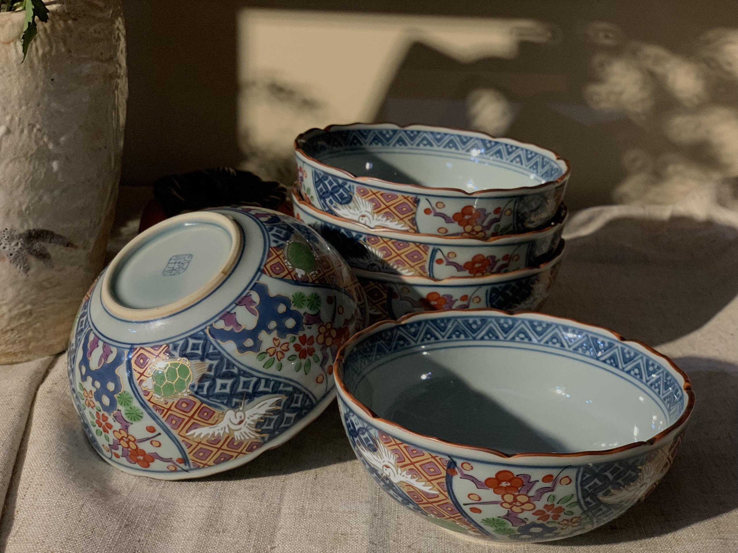 Set 5 bát cơm ngũ sắc Arita sang trọng viền sô-cô-la gợn sóng