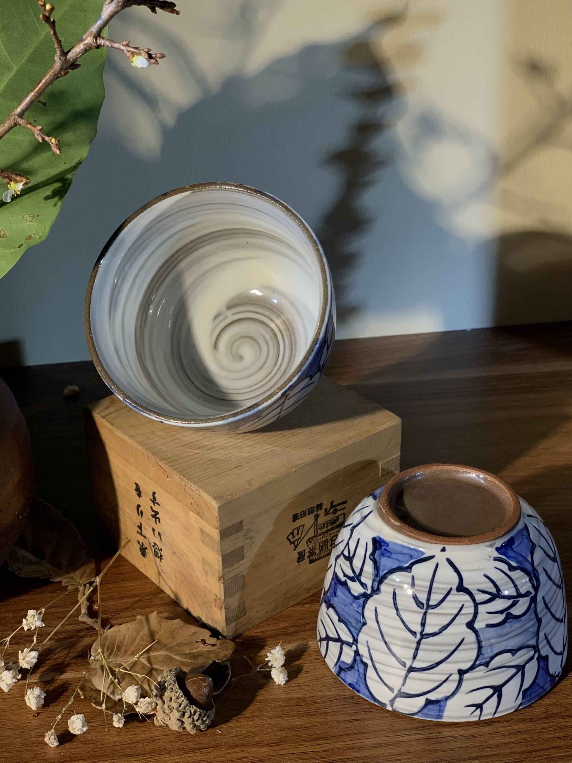 Set chén tráng men vẽ lá viền nâu