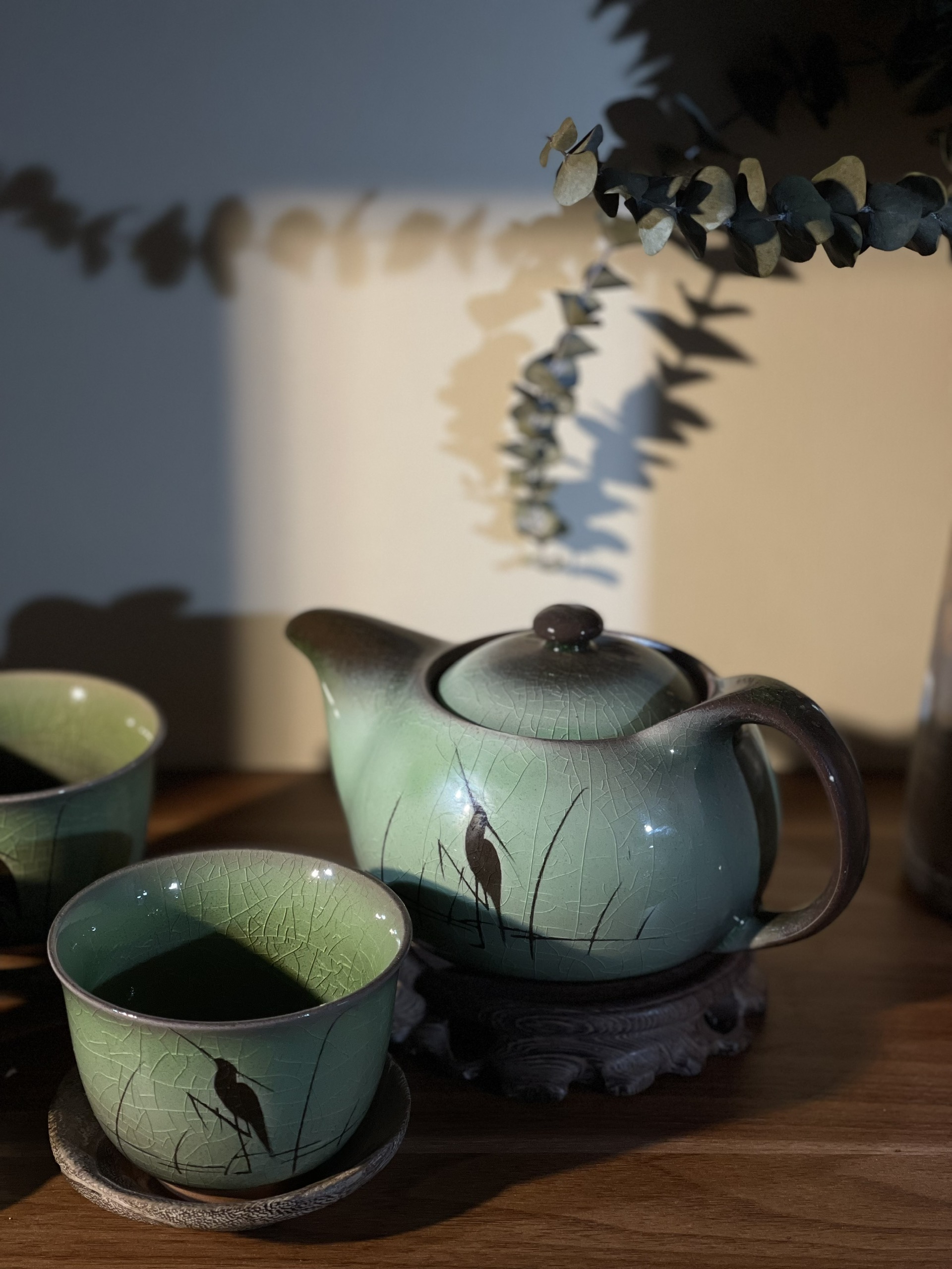 Set trà vẽ tay con cò xanh men rạn