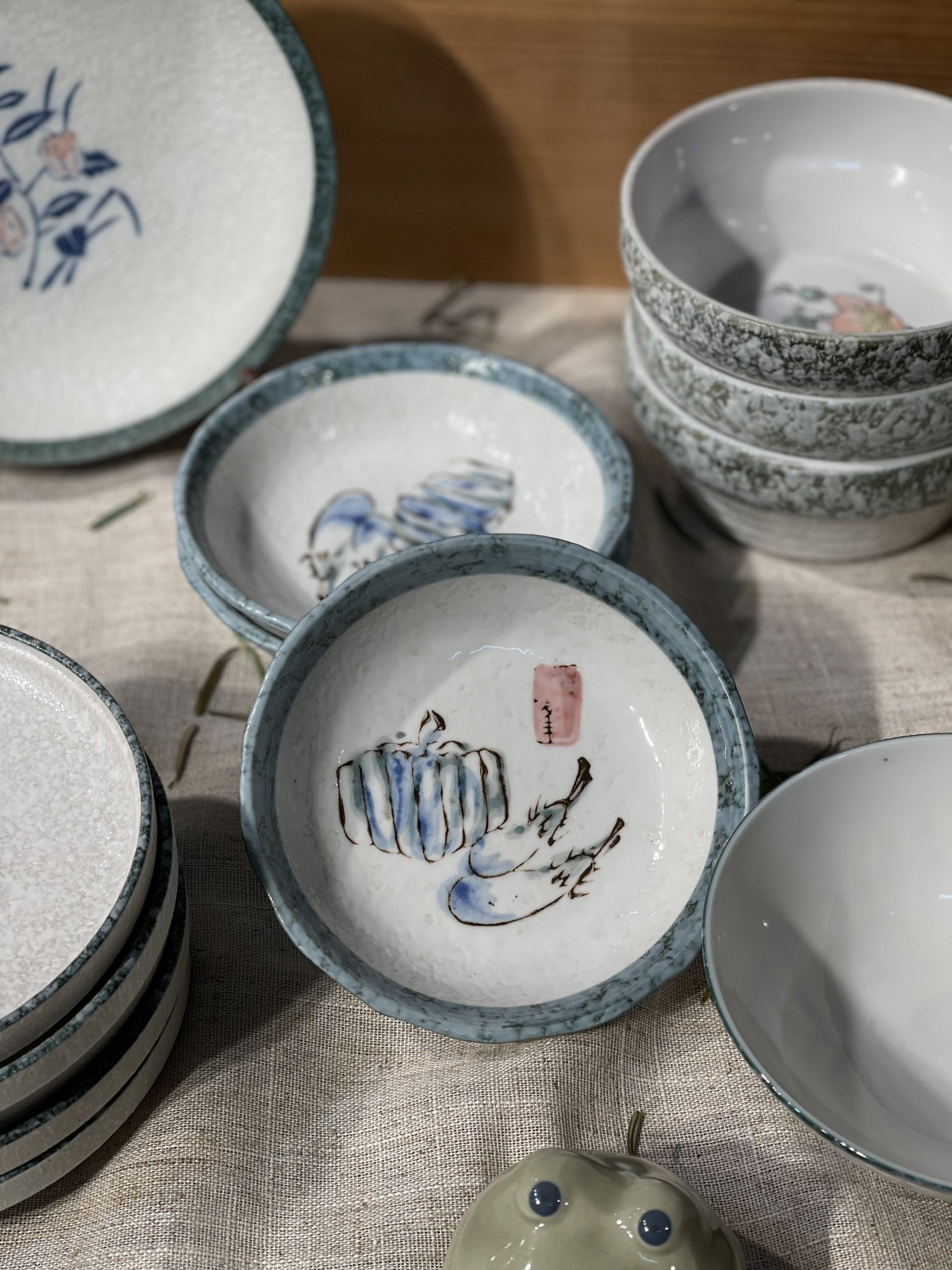 Bát men đá nông viền xanh mint