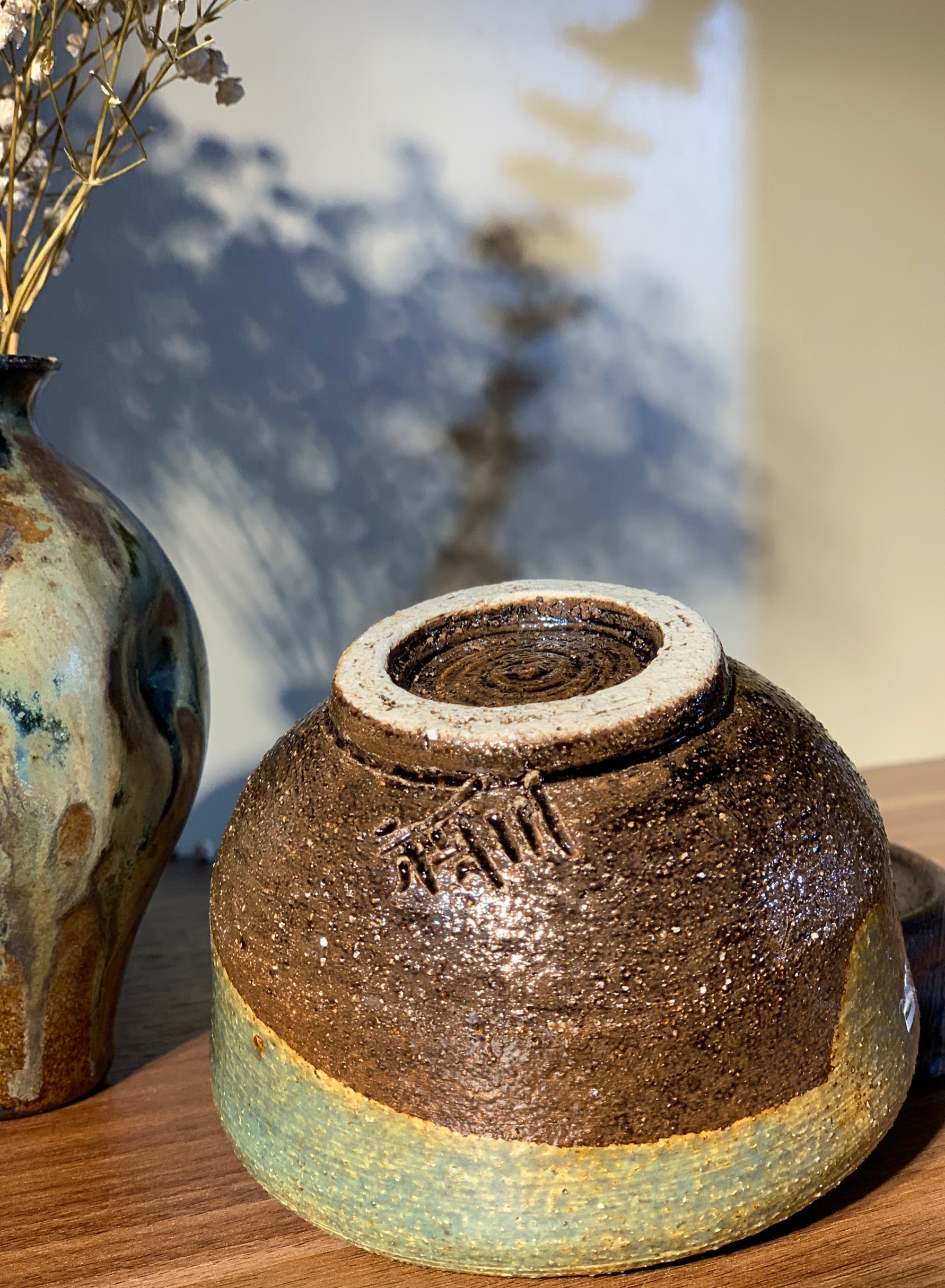 Tách mộc sần viền men lục triện nghệ nhân