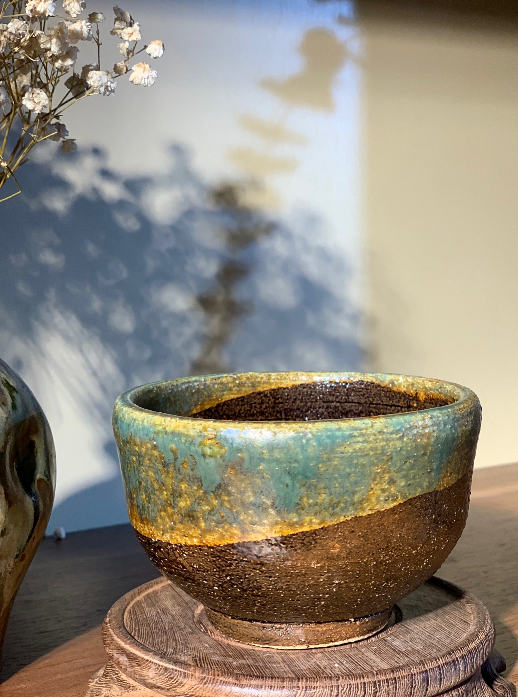 Tách mộc sần viền men lục triện nghệ nhân