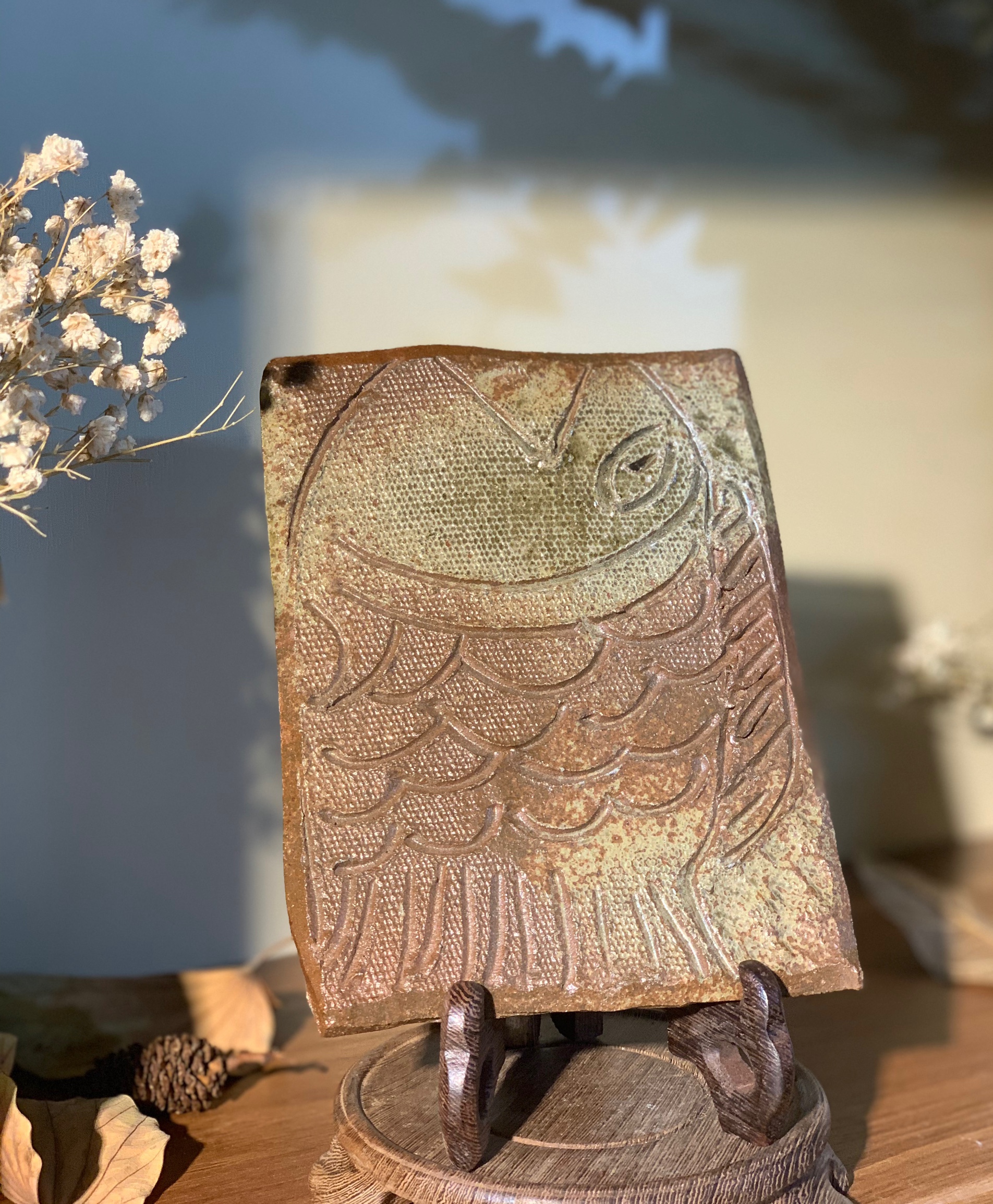 Tấm mộc nâu decor hình con cá khắc chìm