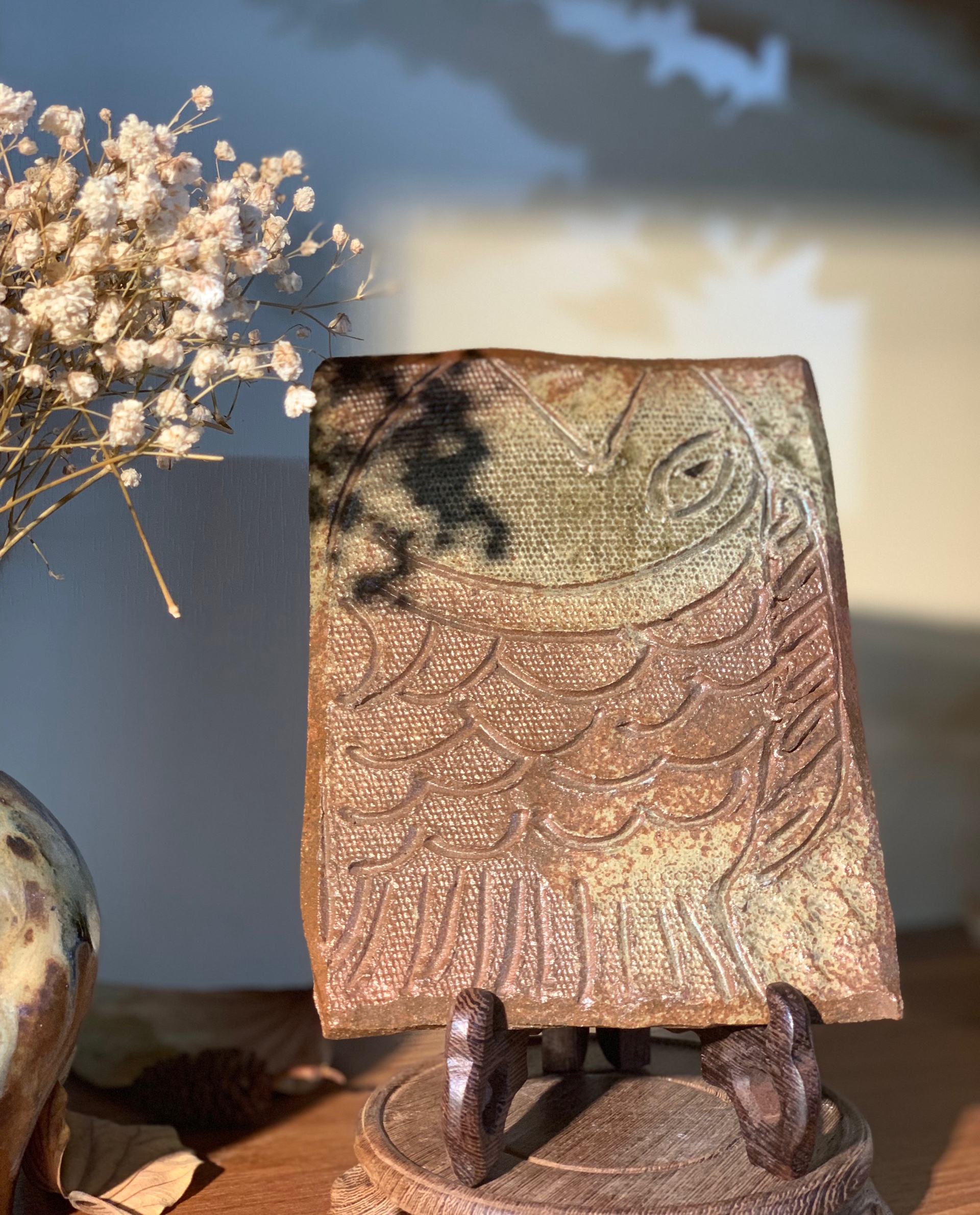 Tấm mộc nâu decor hình con cá khắc chìm