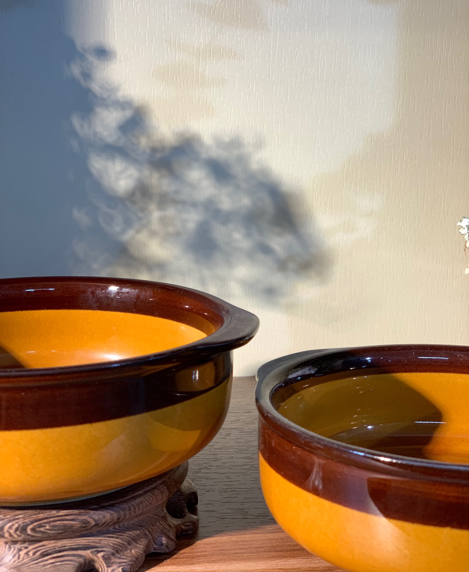 Thố men rạn viền nâu có tay cầm