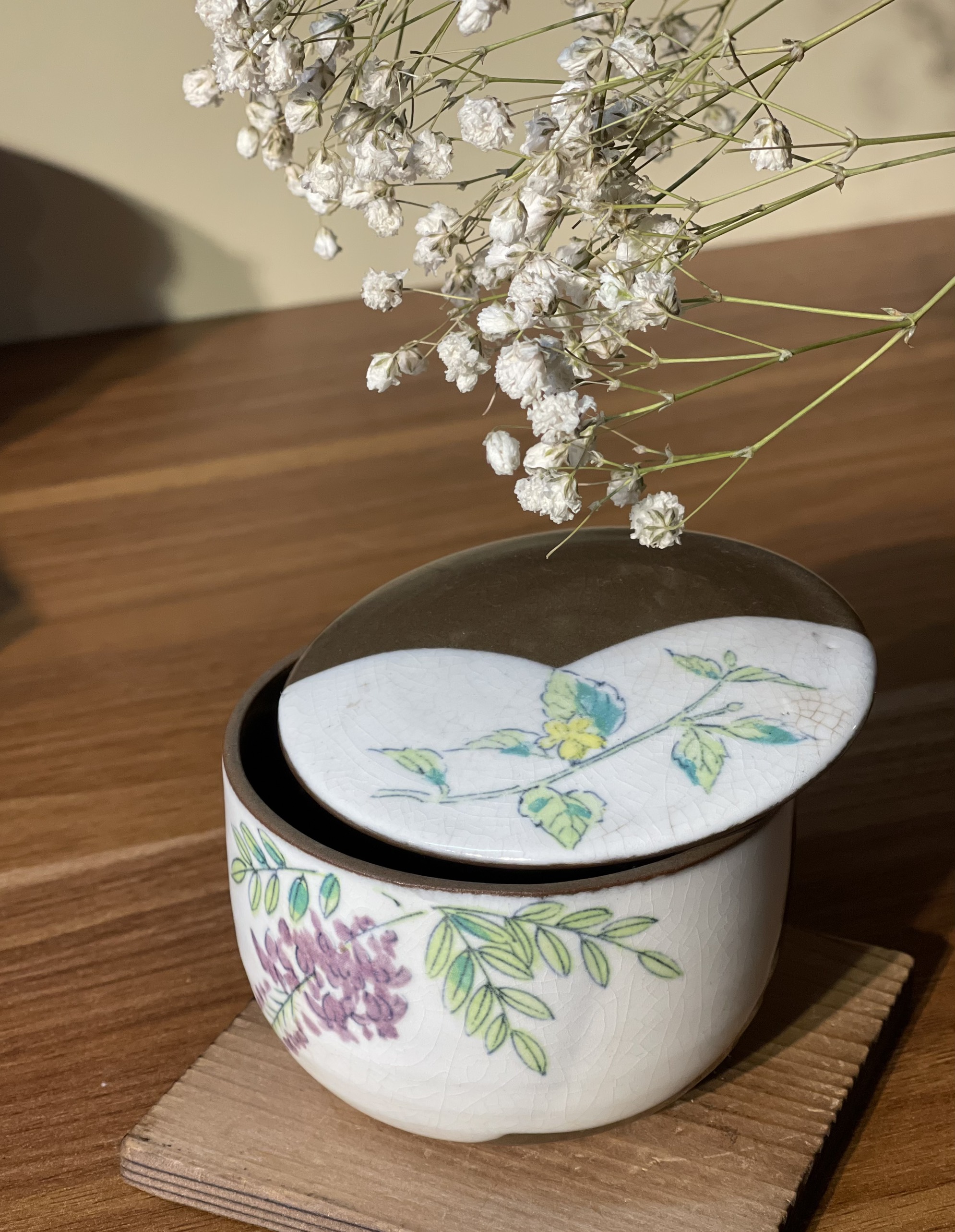 Thố mộc nâu sữa vẽ hoa có nắp