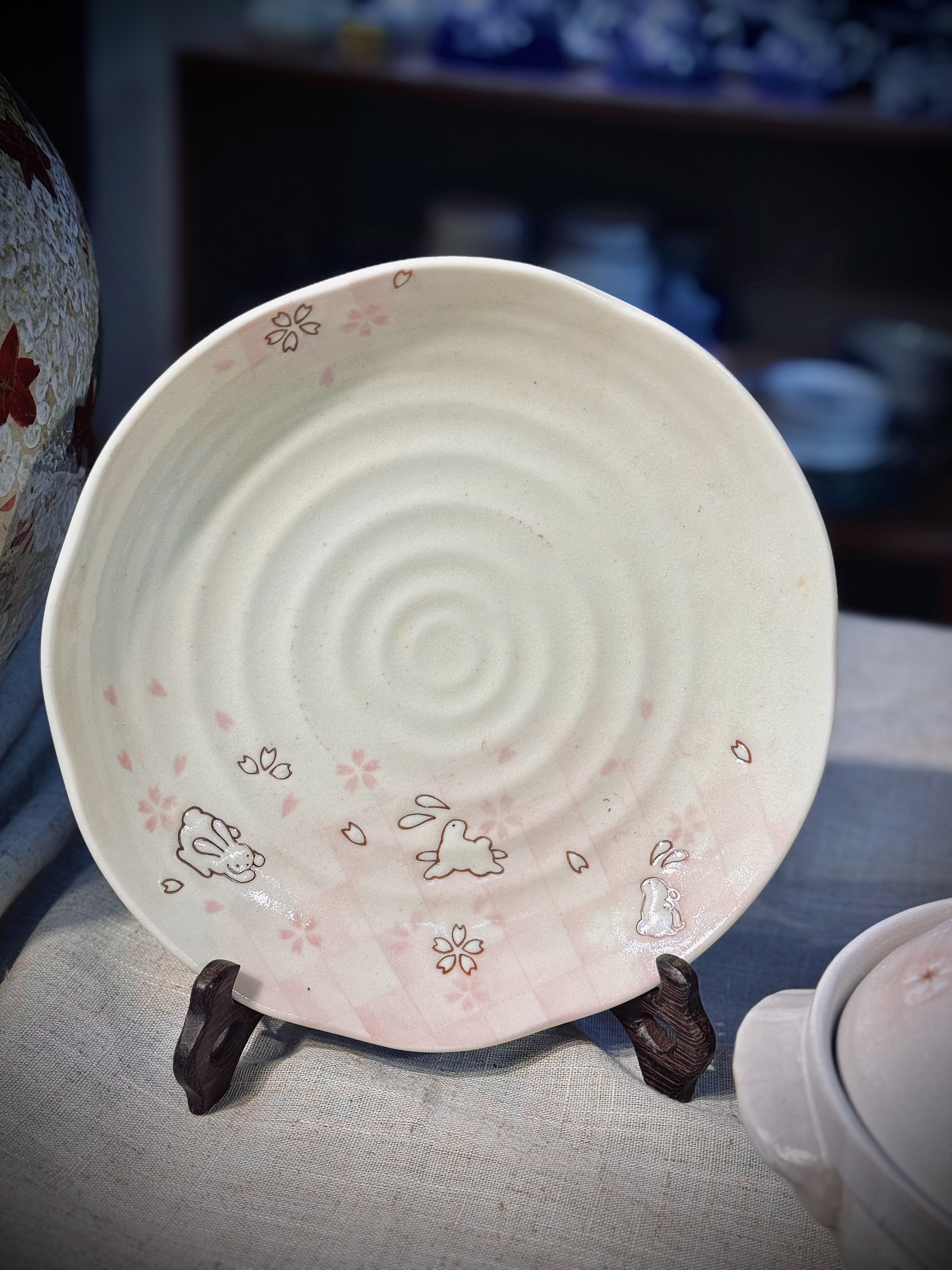 Đĩa hoa đào xoáy lòng họa tiết thỏ