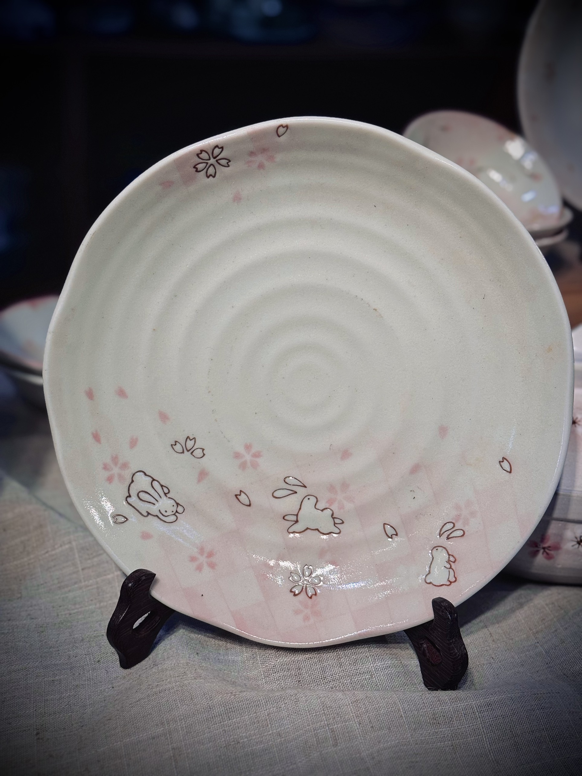 Đĩa hoa đào xoáy lòng họa tiết thỏ