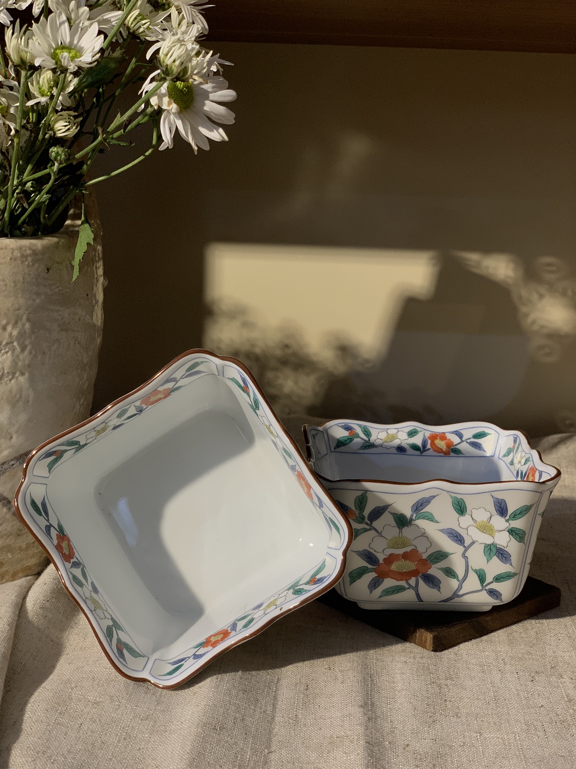 Thố ngũ sắc vẽ hoa viền nâu