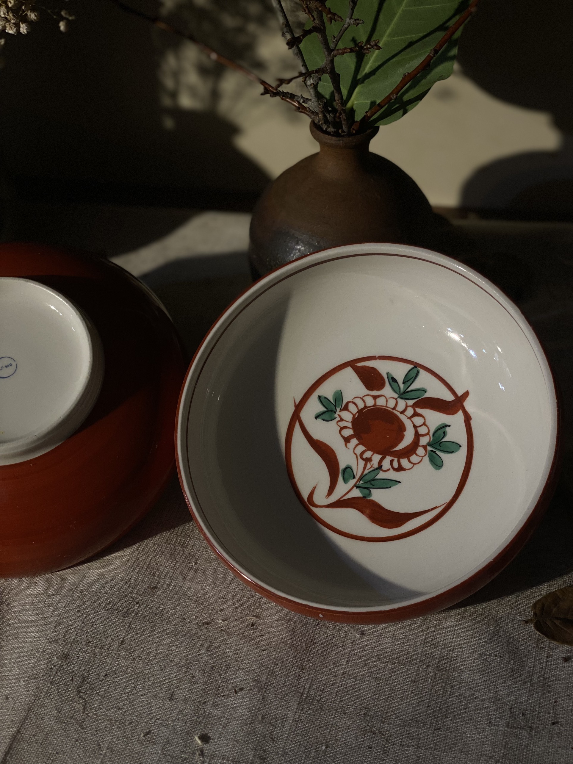 Tô nhỡ hoạ tiết Tam Thái vẽ hoa