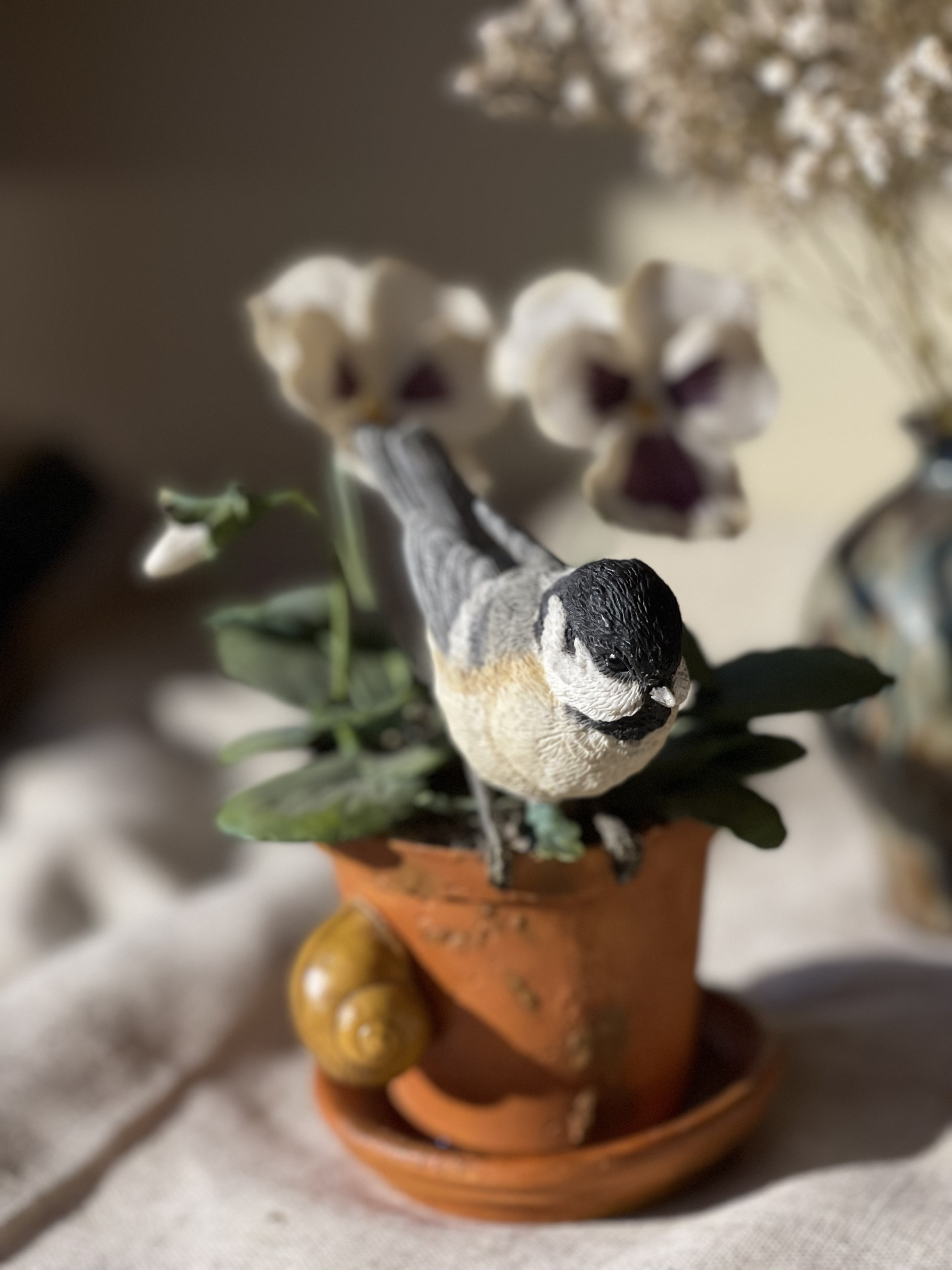 Tượng chim bằng gốm decor Coal tit on pansy