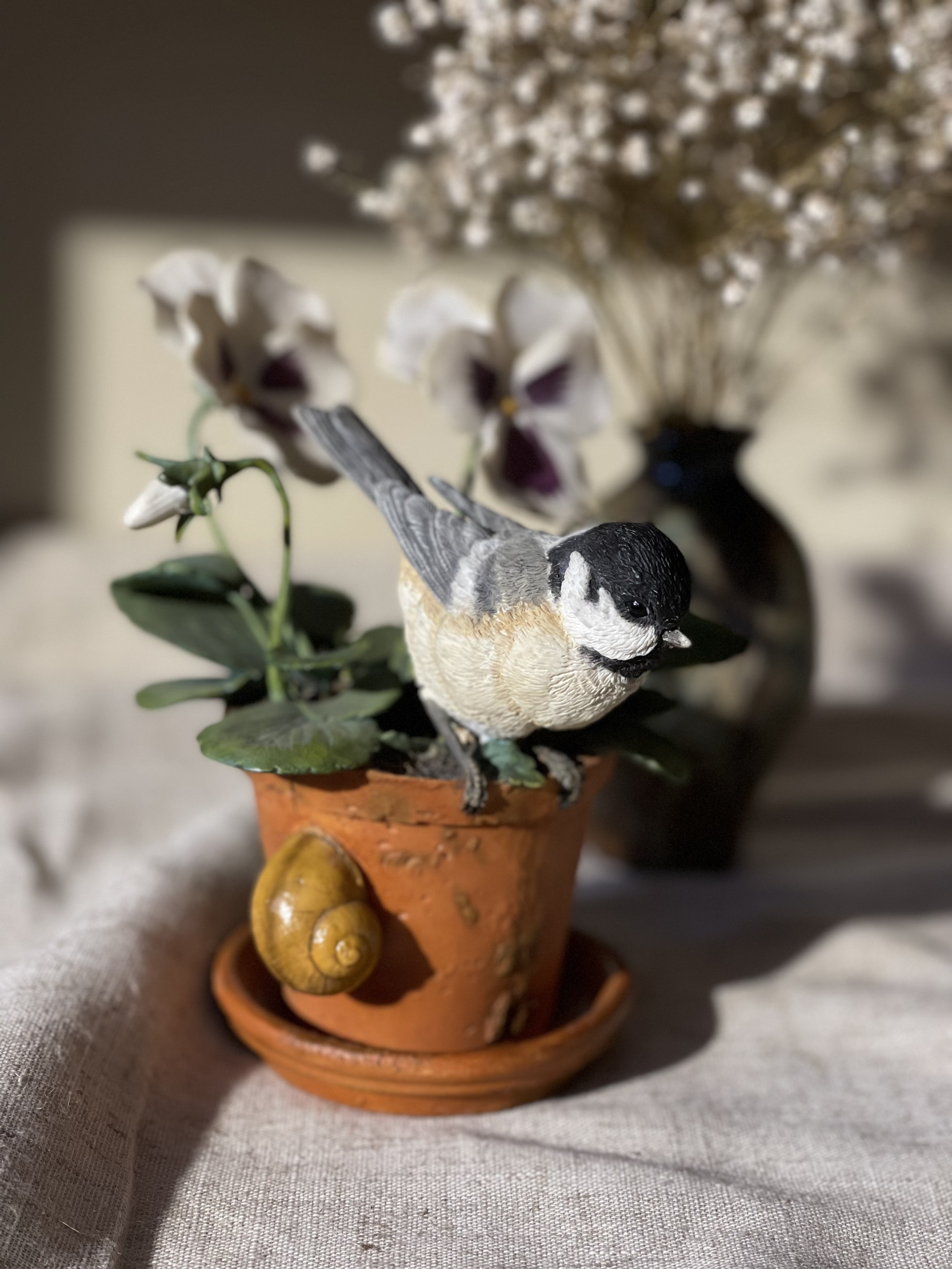 Tượng chim bằng gốm decor Coal tit on pansy