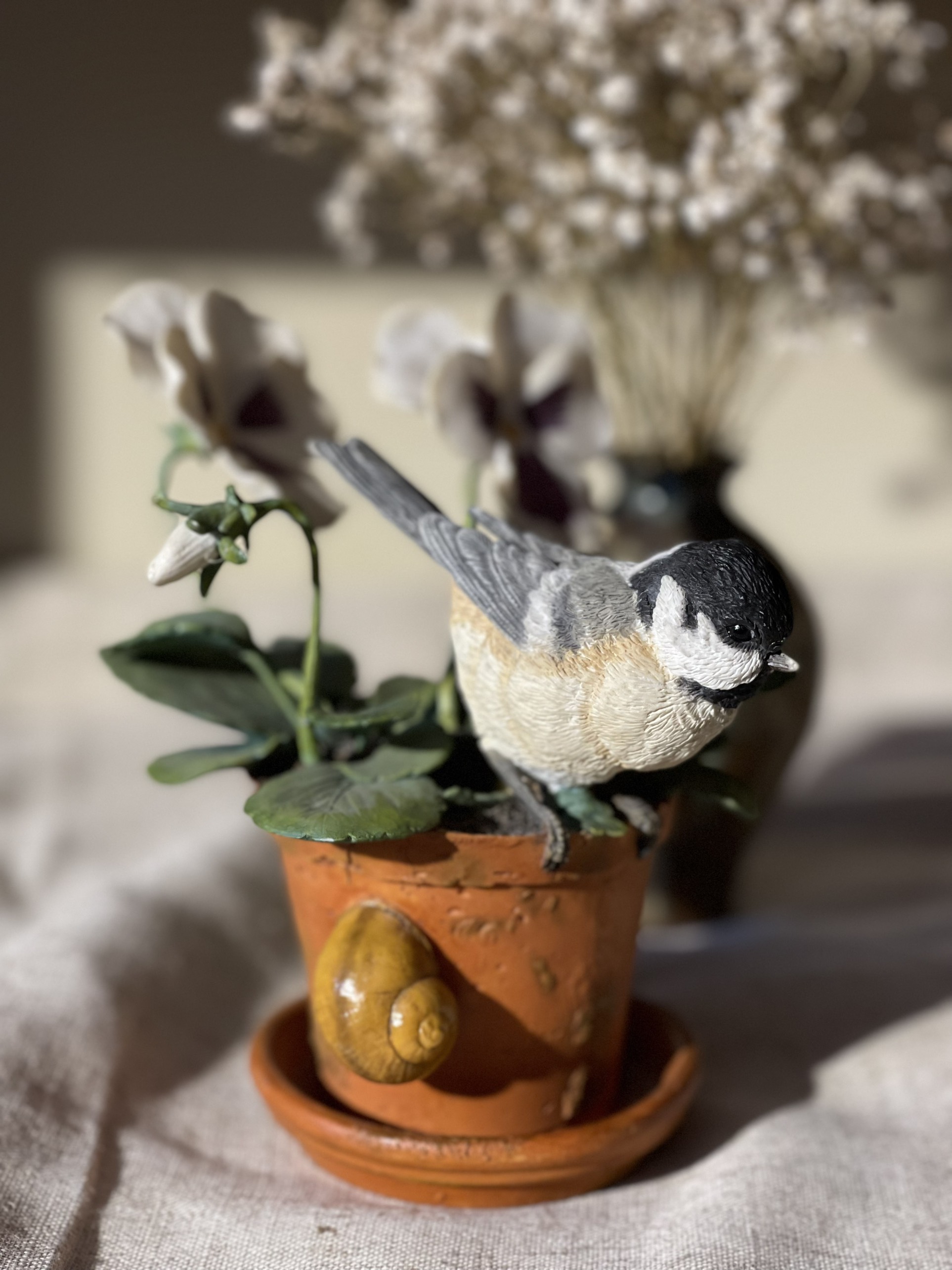 Tượng chim bằng gốm decor Coal tit on pansy
