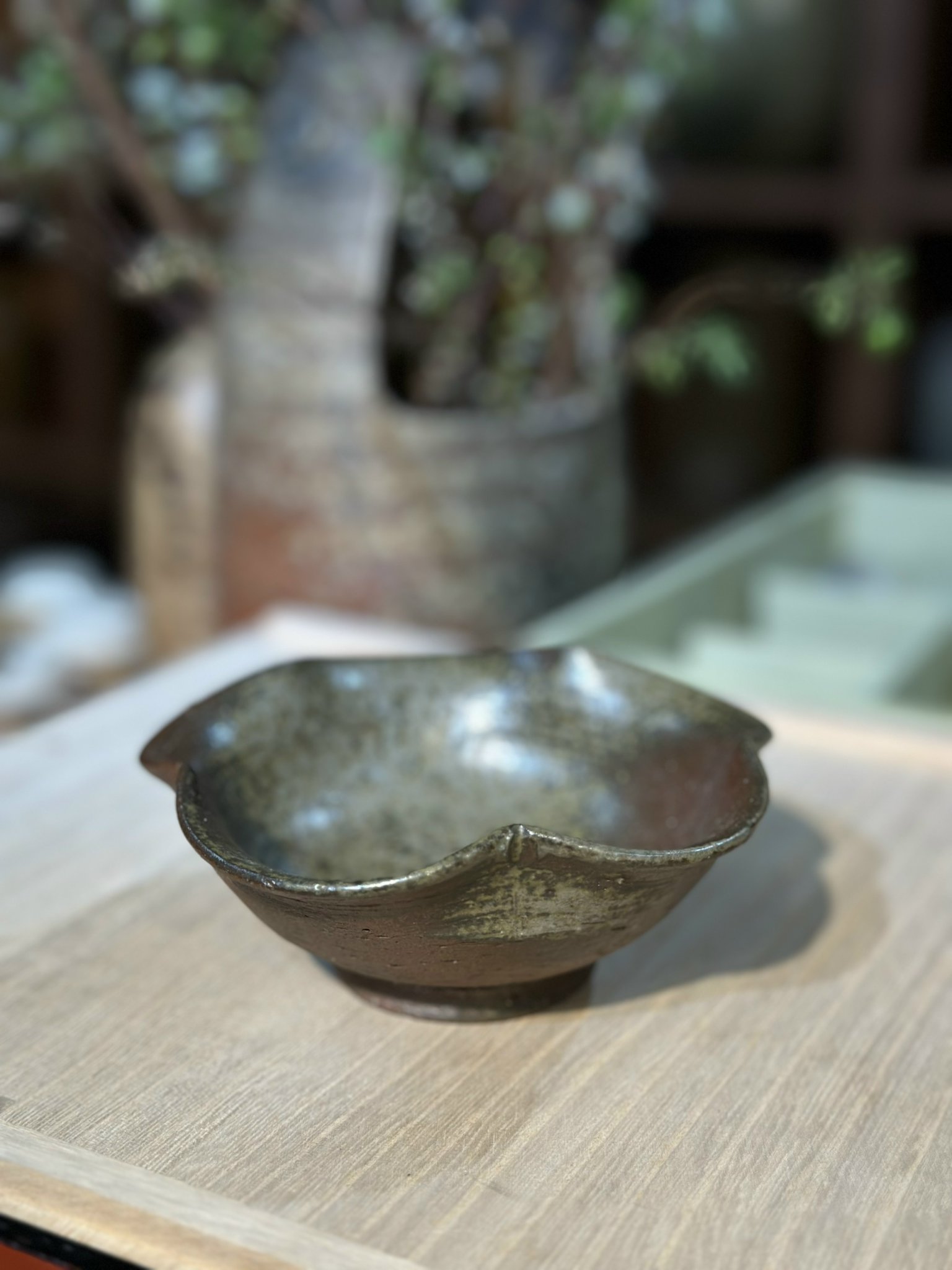 Bát mộc Bizen viền hoa