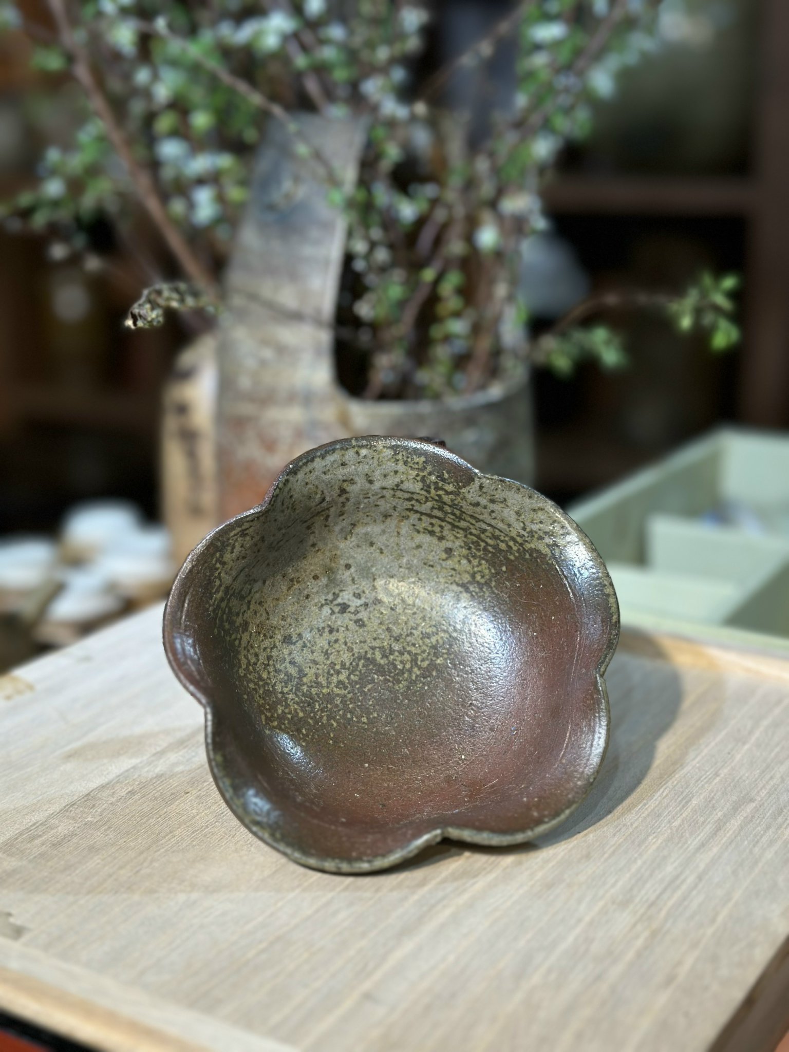 Bát mộc Bizen viền hoa