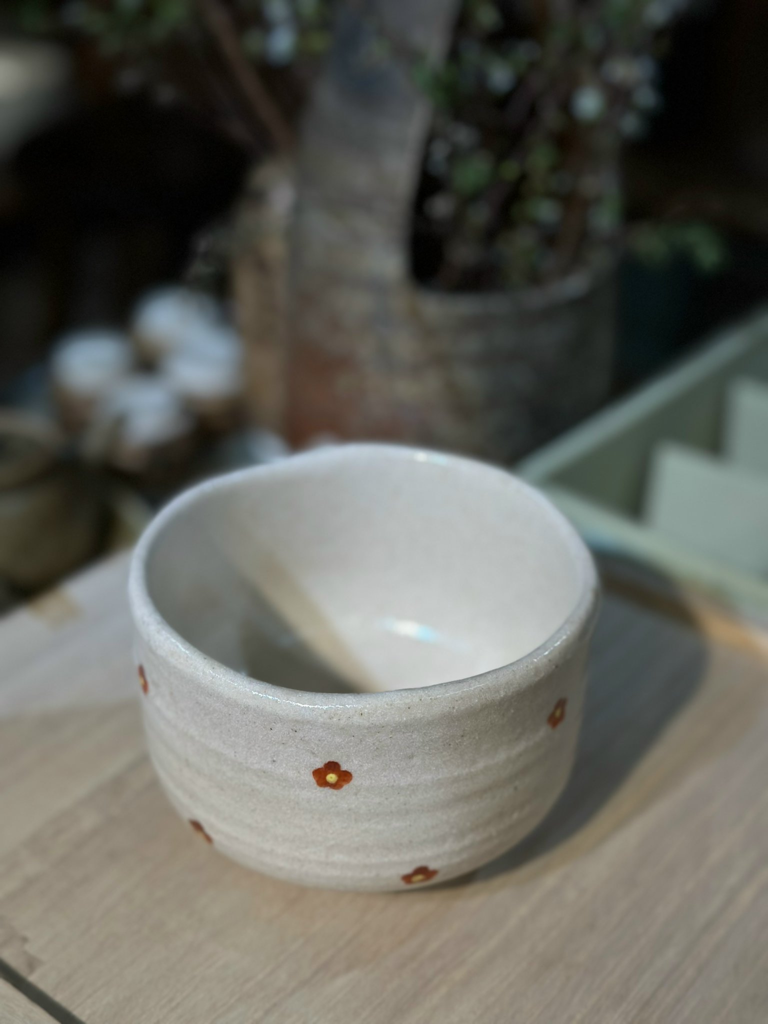 Chawan - Bát đánh matcha mộc men sữa vẽ hoa
