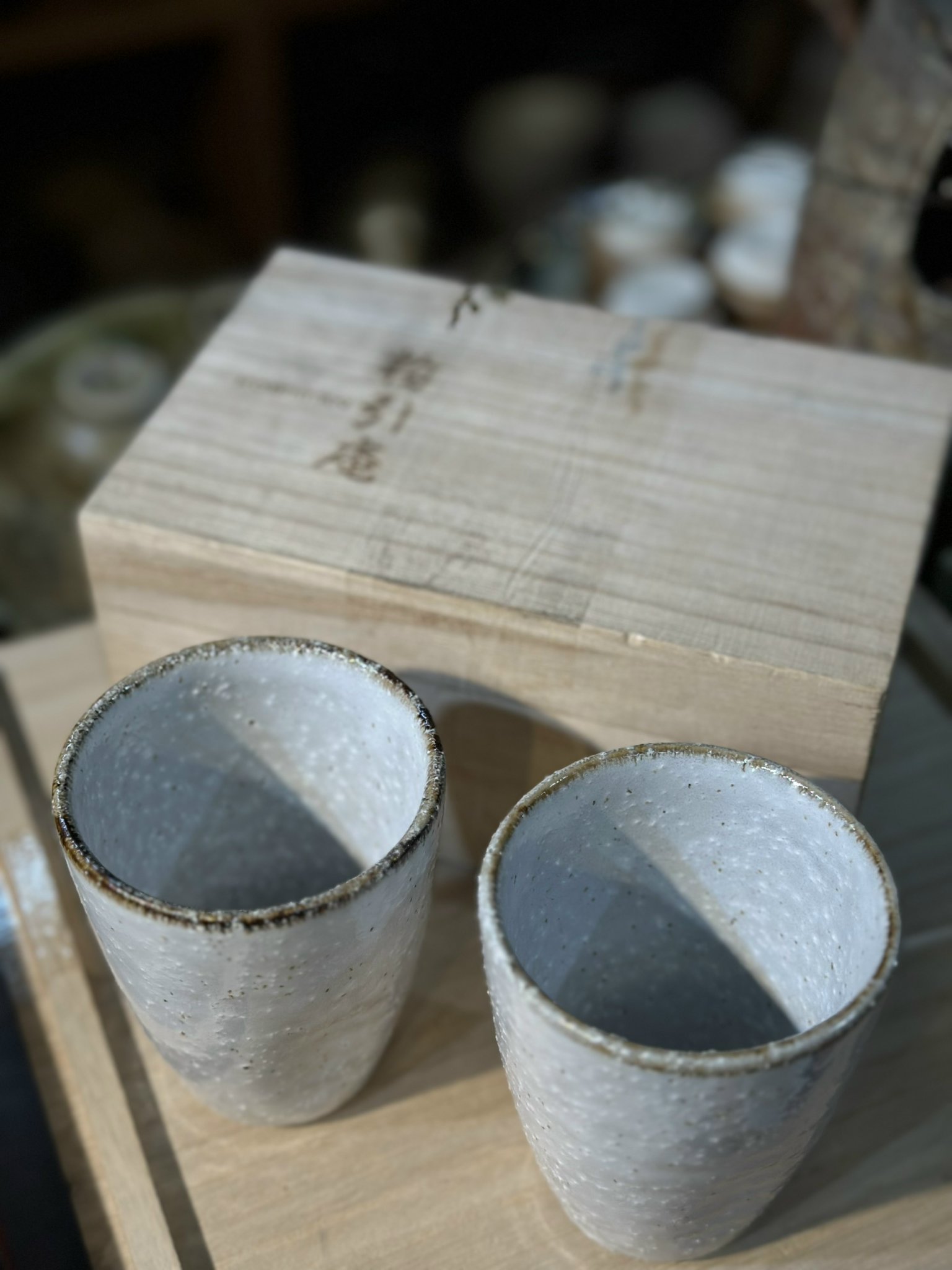 Set cốc mộc men sữa miệng nâu kèm hộp gỗ