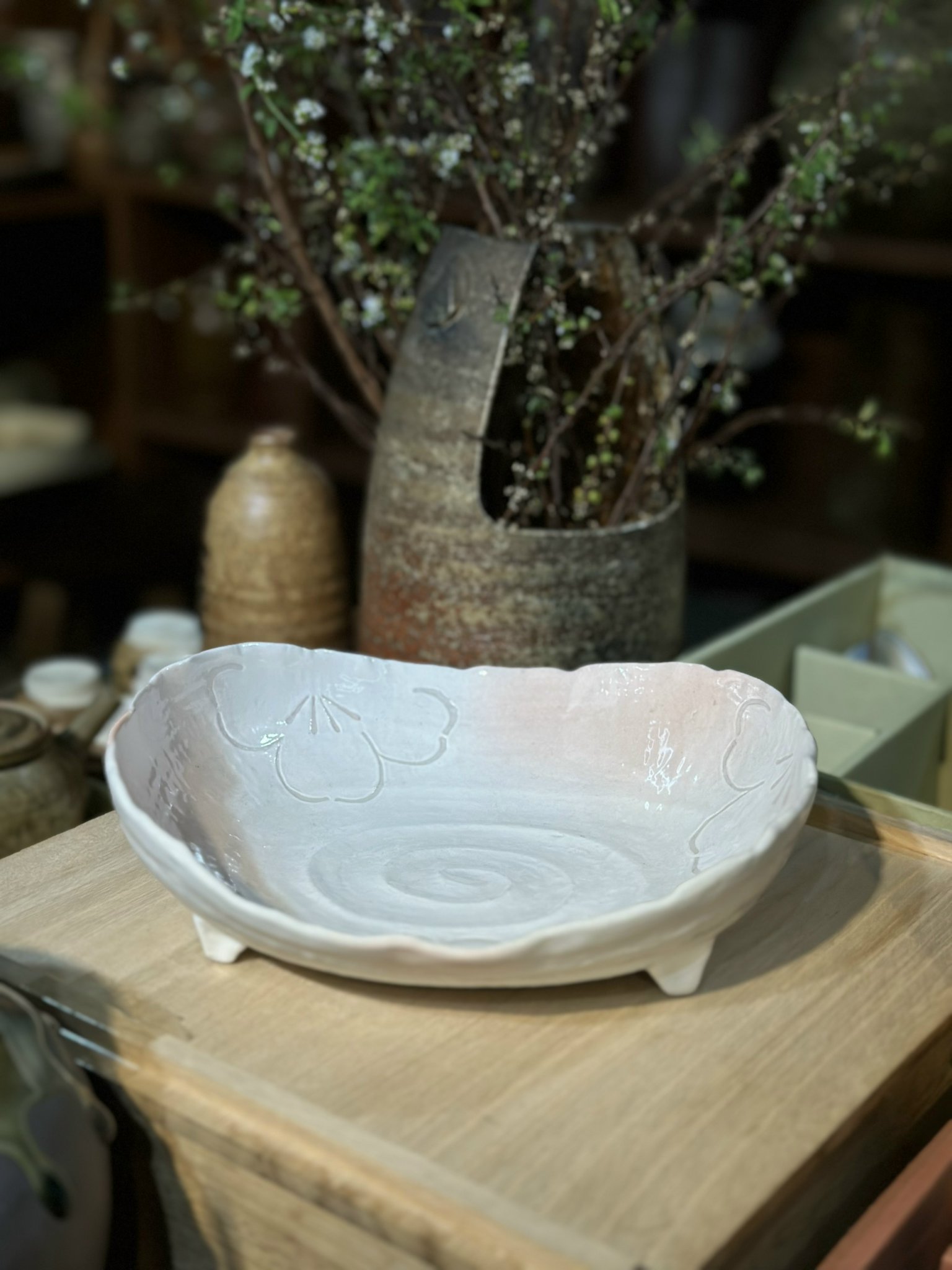 Đĩa mộc hoa đào đế 4 chân