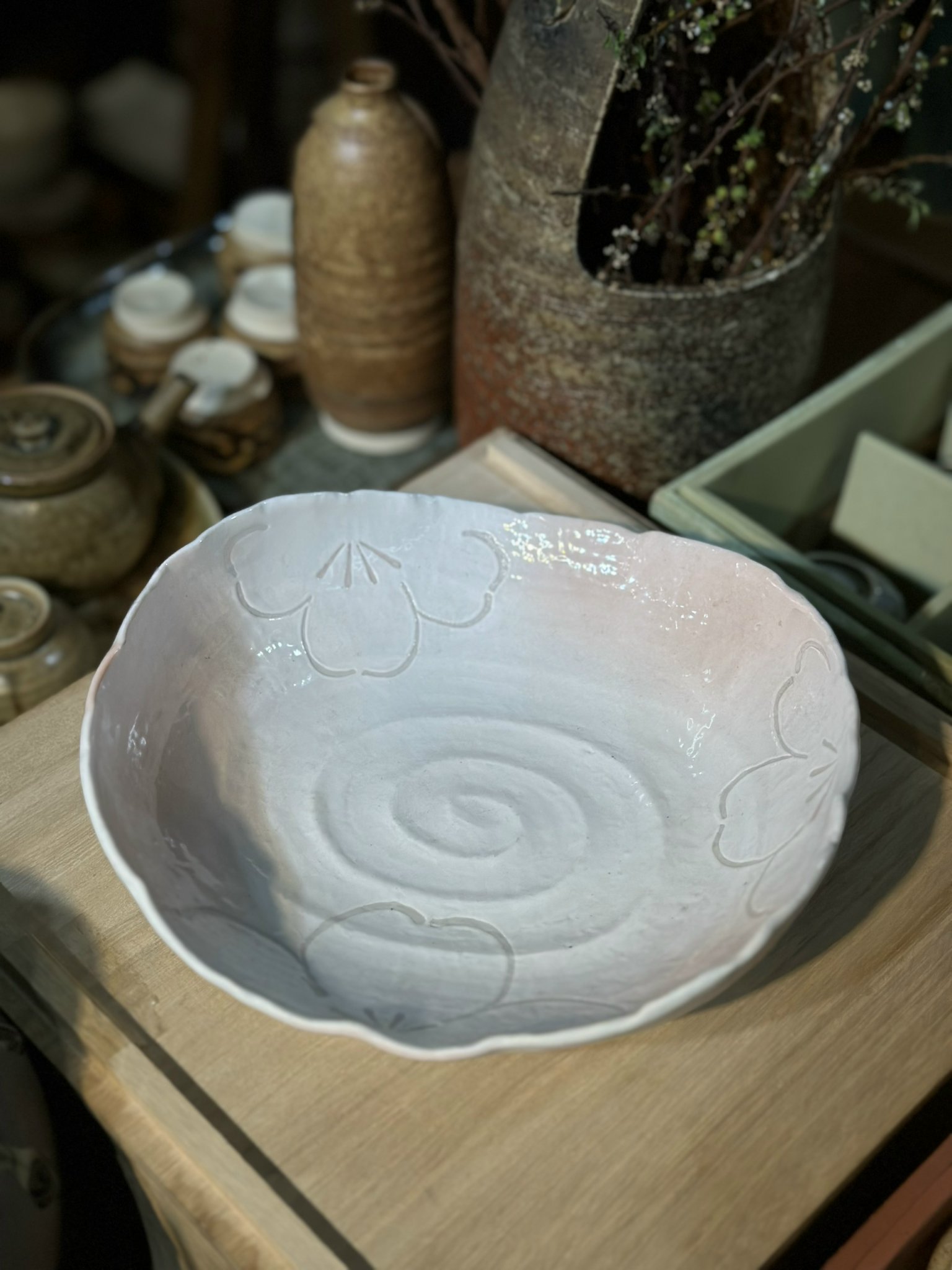 Đĩa mộc hoa đào đế 4 chân