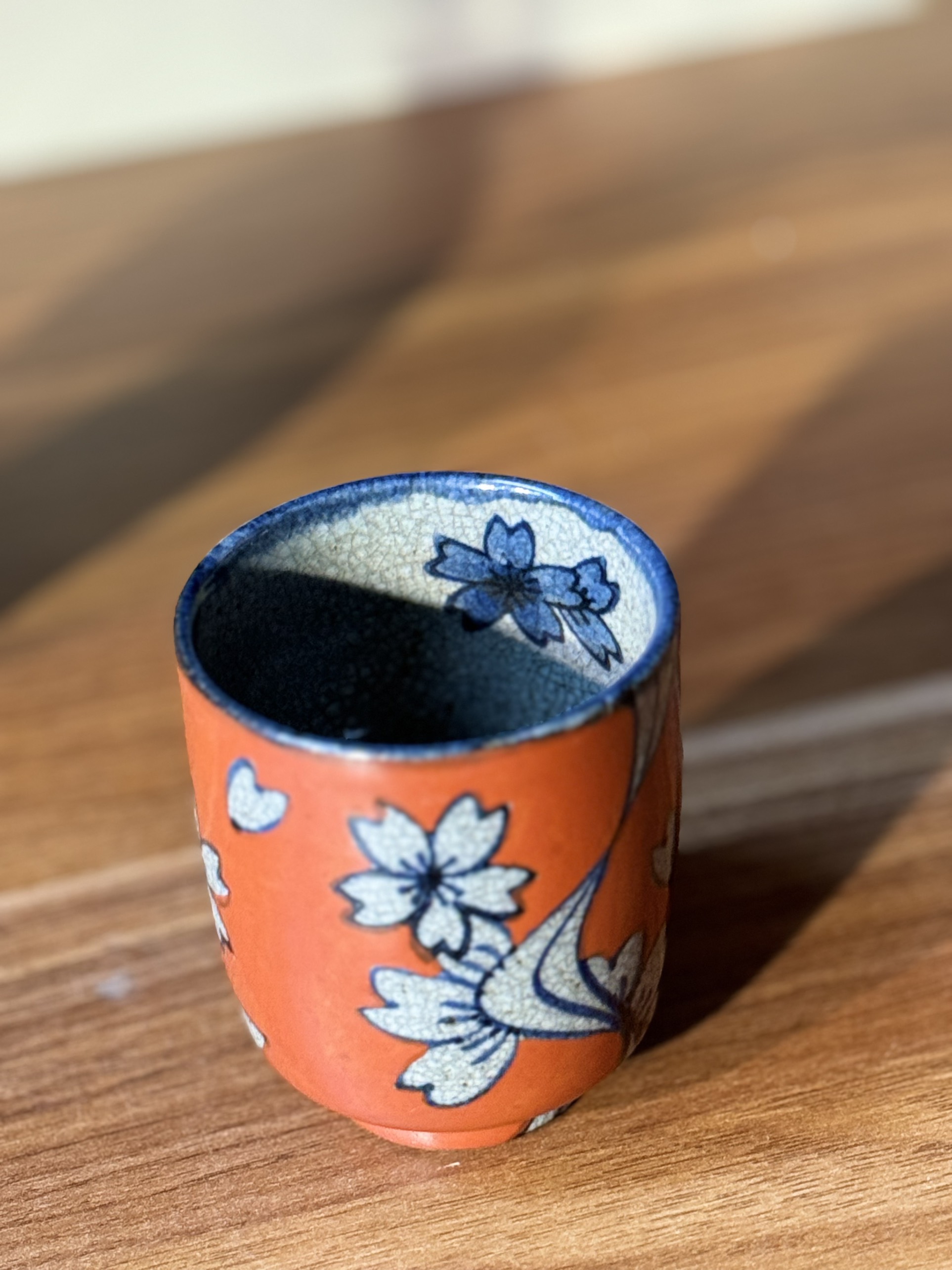 Chén trà đỏ vẽ hoa đào uyển chuyển