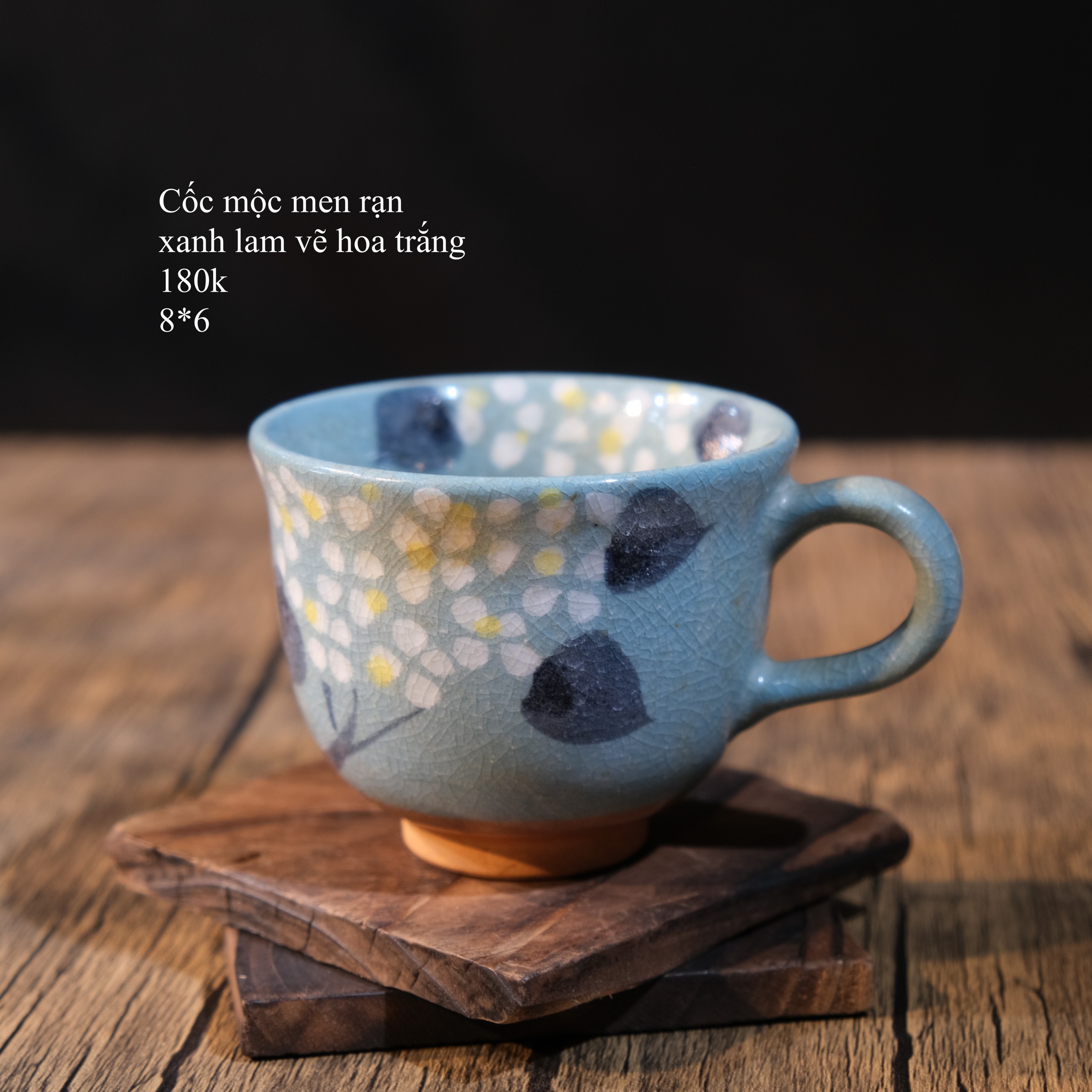 Cốc mộc men rạn xanh lam vẽ hoa trắng