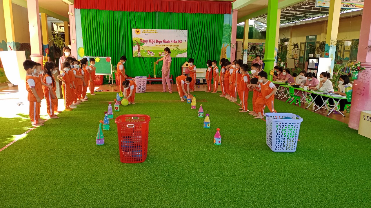 Bé chơi thể thao