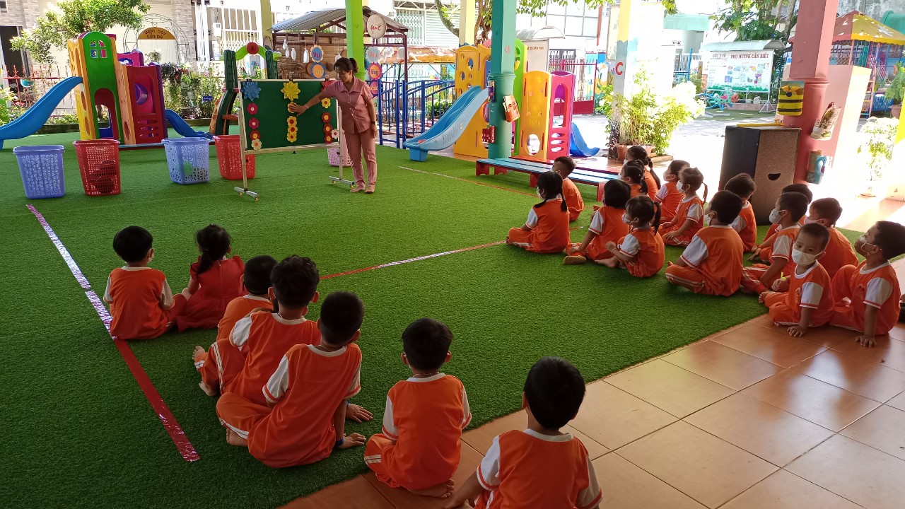 Bé chơi thể thao