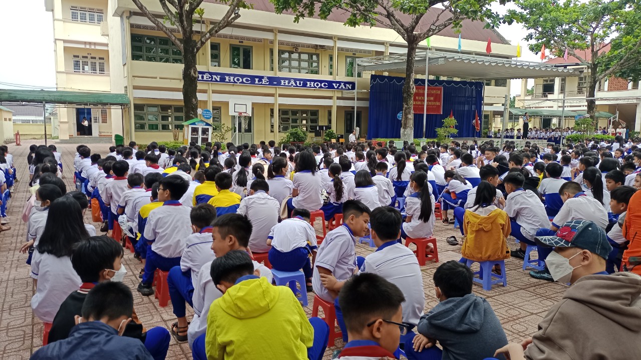 Bé tham gia hoạt động 