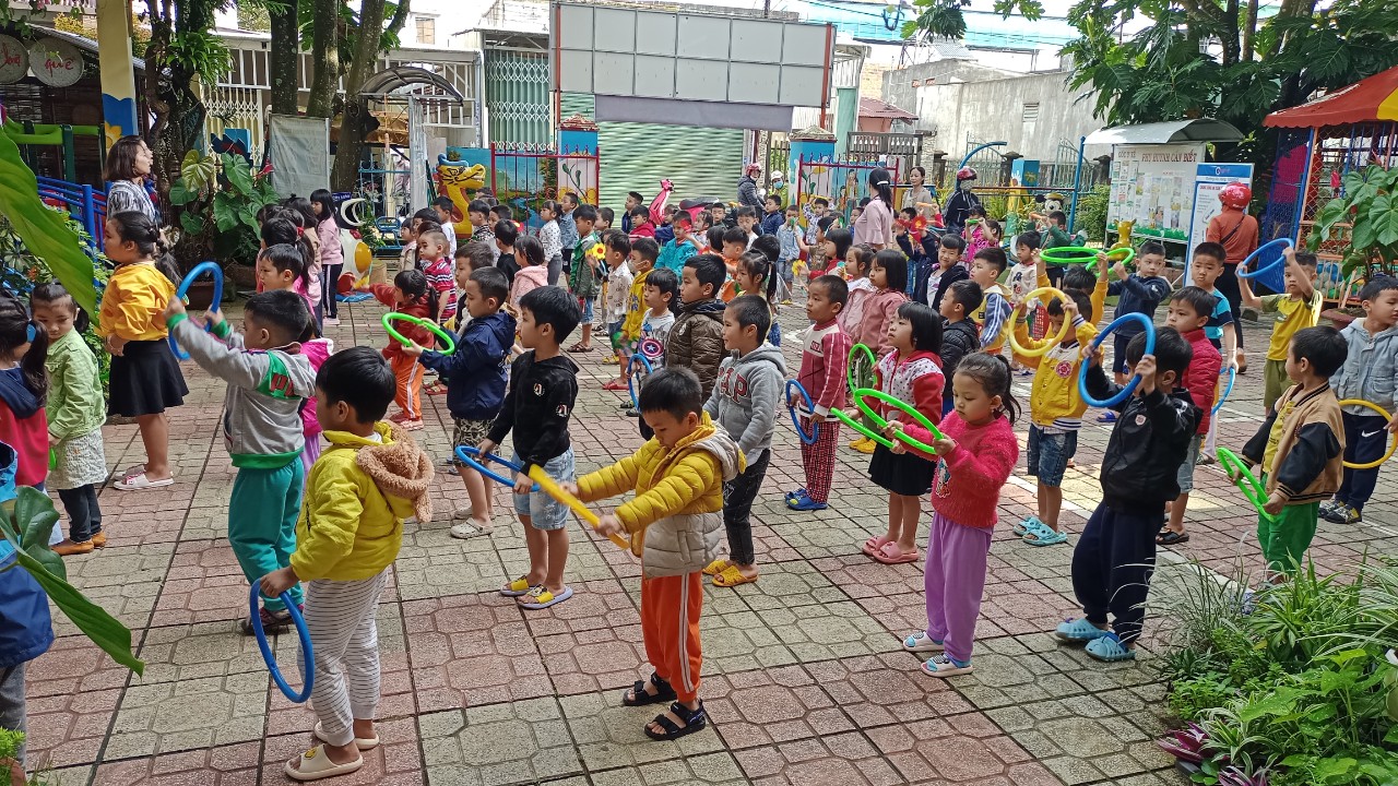 Bé vui chơi