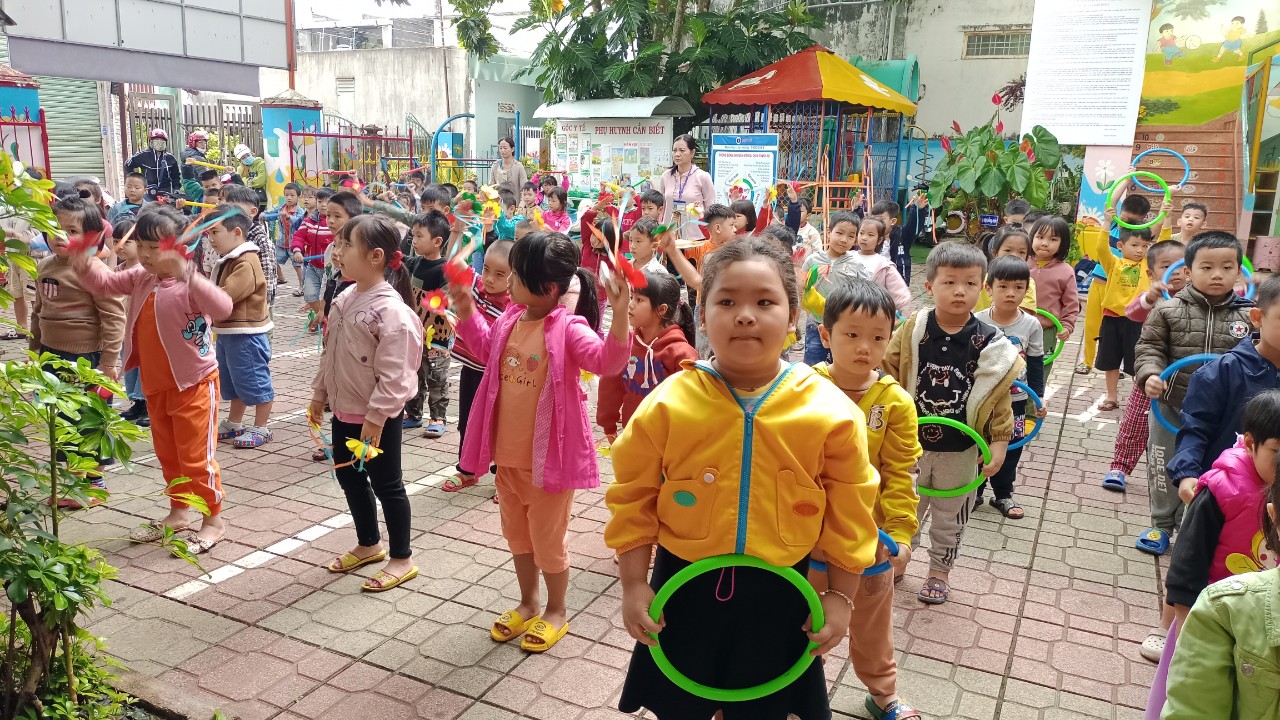 Bé vận động 