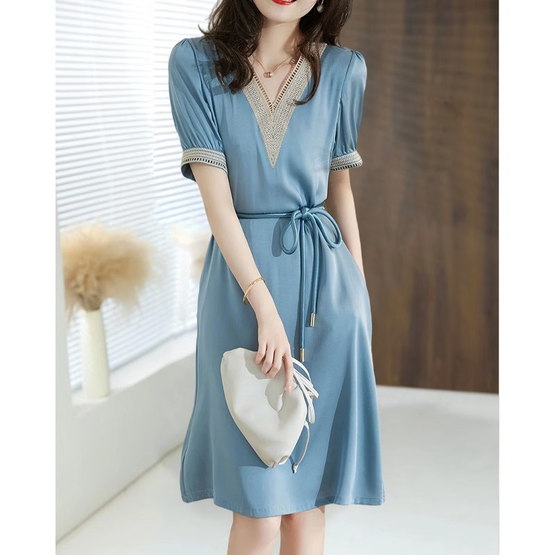 Mã B677: váy ngắn tay sang trọng cao cấp dáng dài quá gối dây nơ