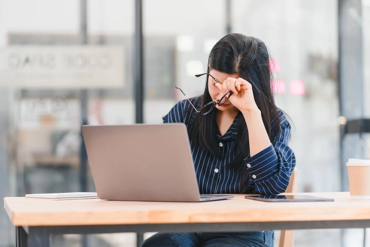 Ngủ không sâu, thức dậy mệt mỏi: Vấn đề nhiều người trẻ đang gặp phải