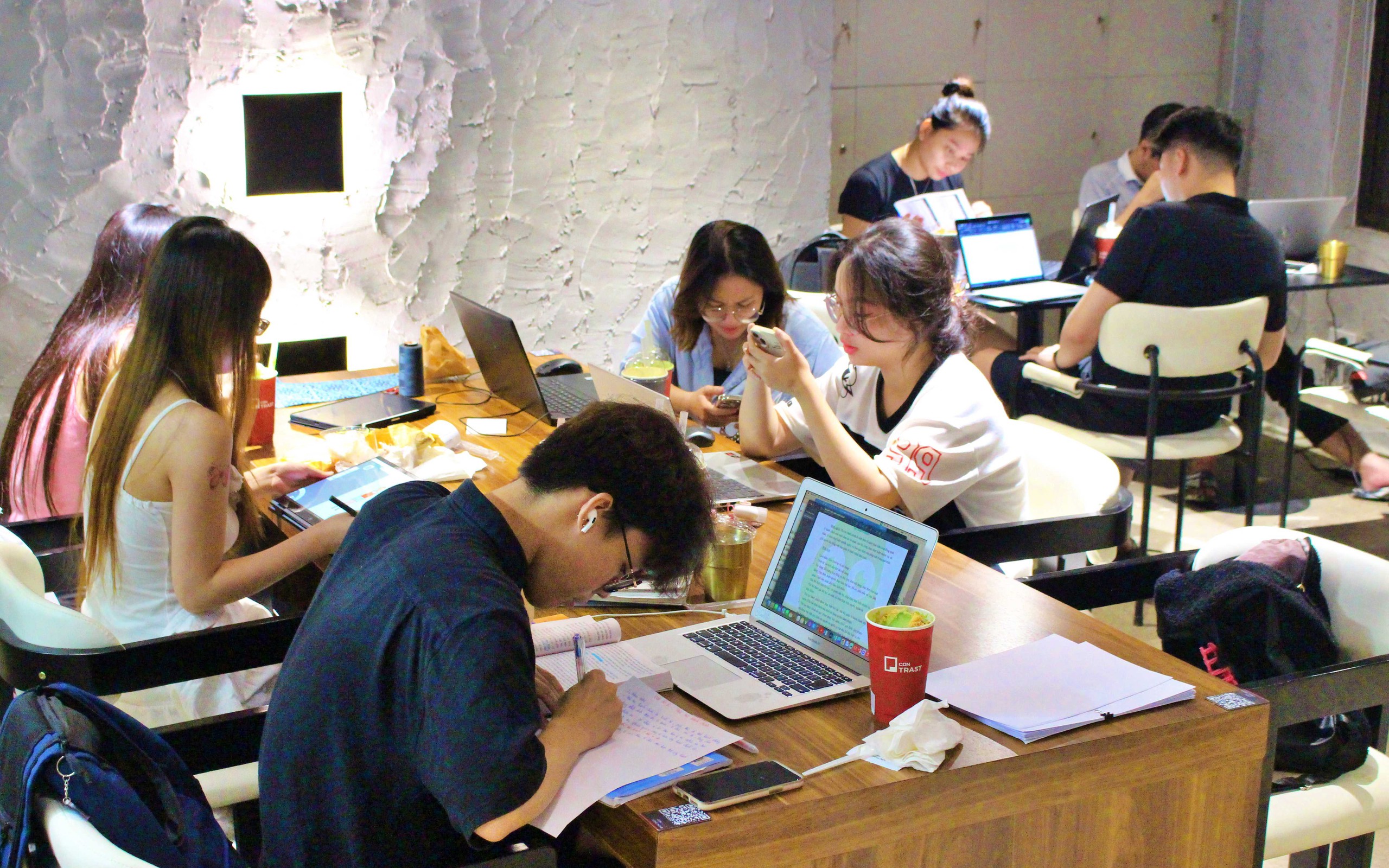 Thức khuya học bài: Làm sao để nhớ lâu mà không gục giữa đêm?