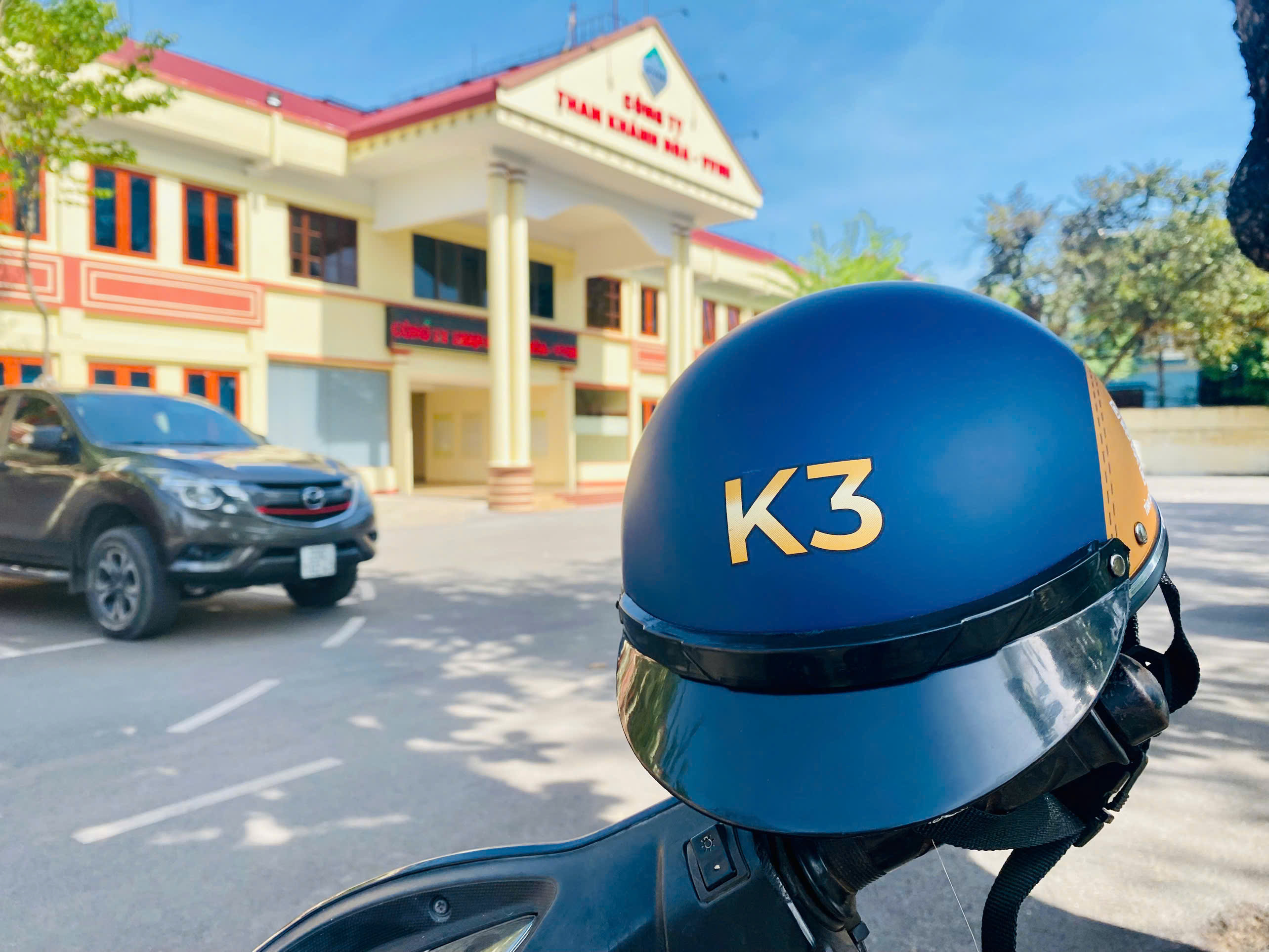 NPD TẶNG MŨ BẢO HIỂM CHO NGƯỜI LAO ĐỘNG CÔNG TY THAN KHÁNH HÒA