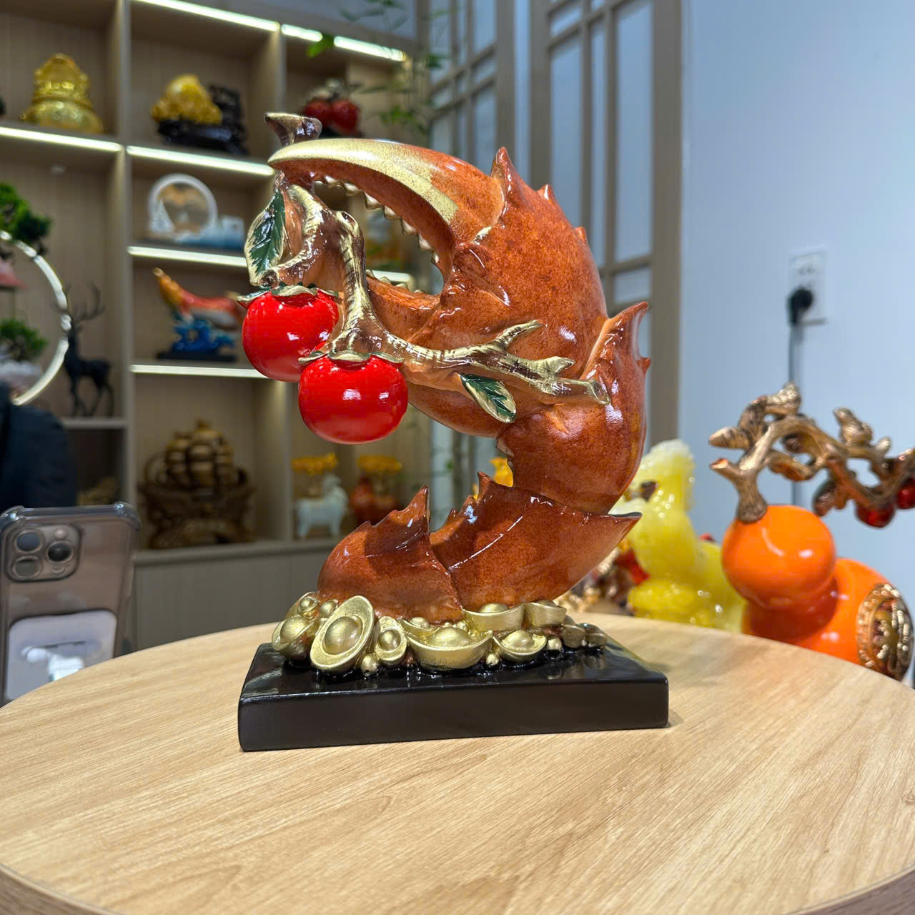 Tượng càng cua kẹp 2 quả hồng 18x11x27cm – bột đá thạch anh đúc cao cấp, trang trí phong thủy tài lộc